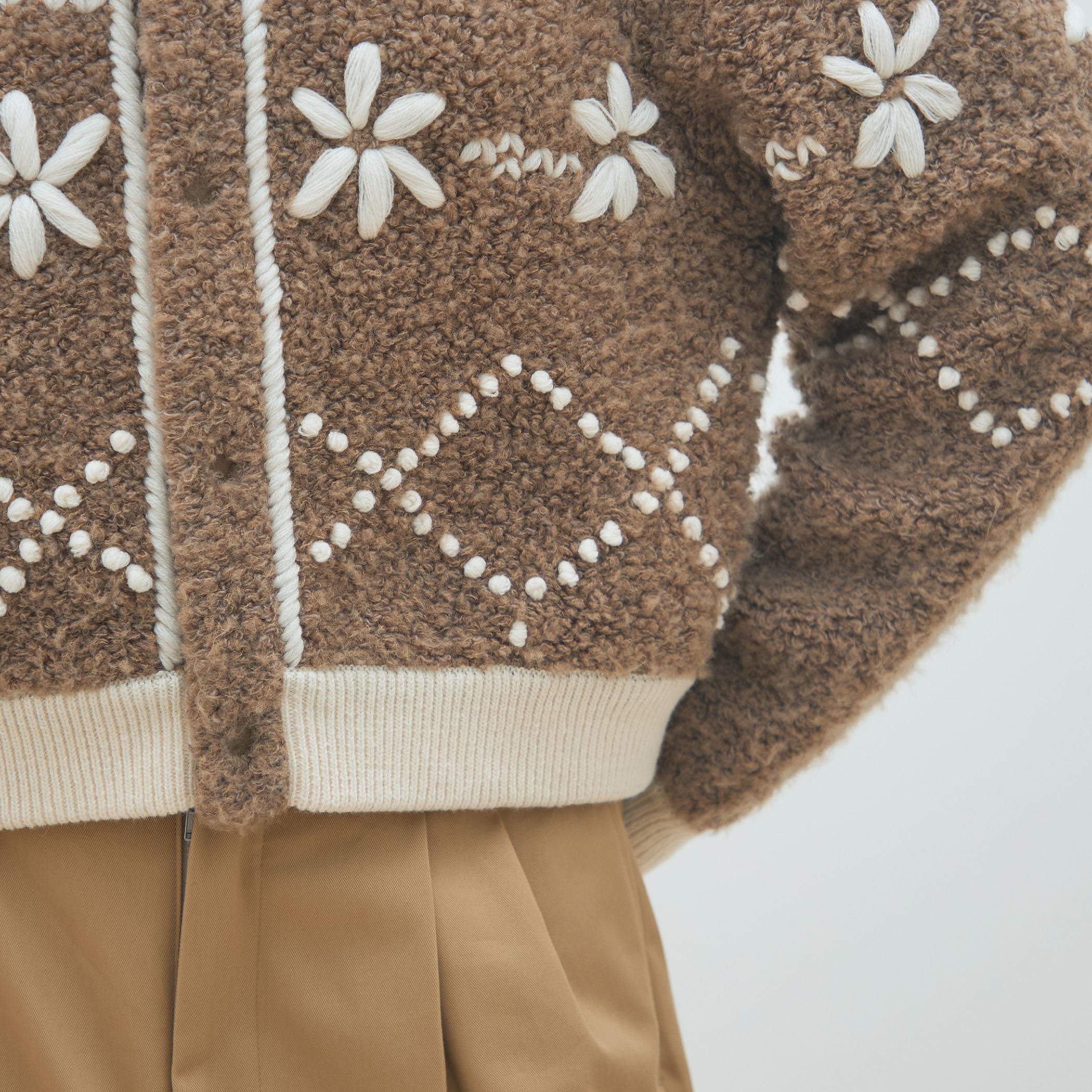 ムートンエンブロイダリー クルーネックカーディガン