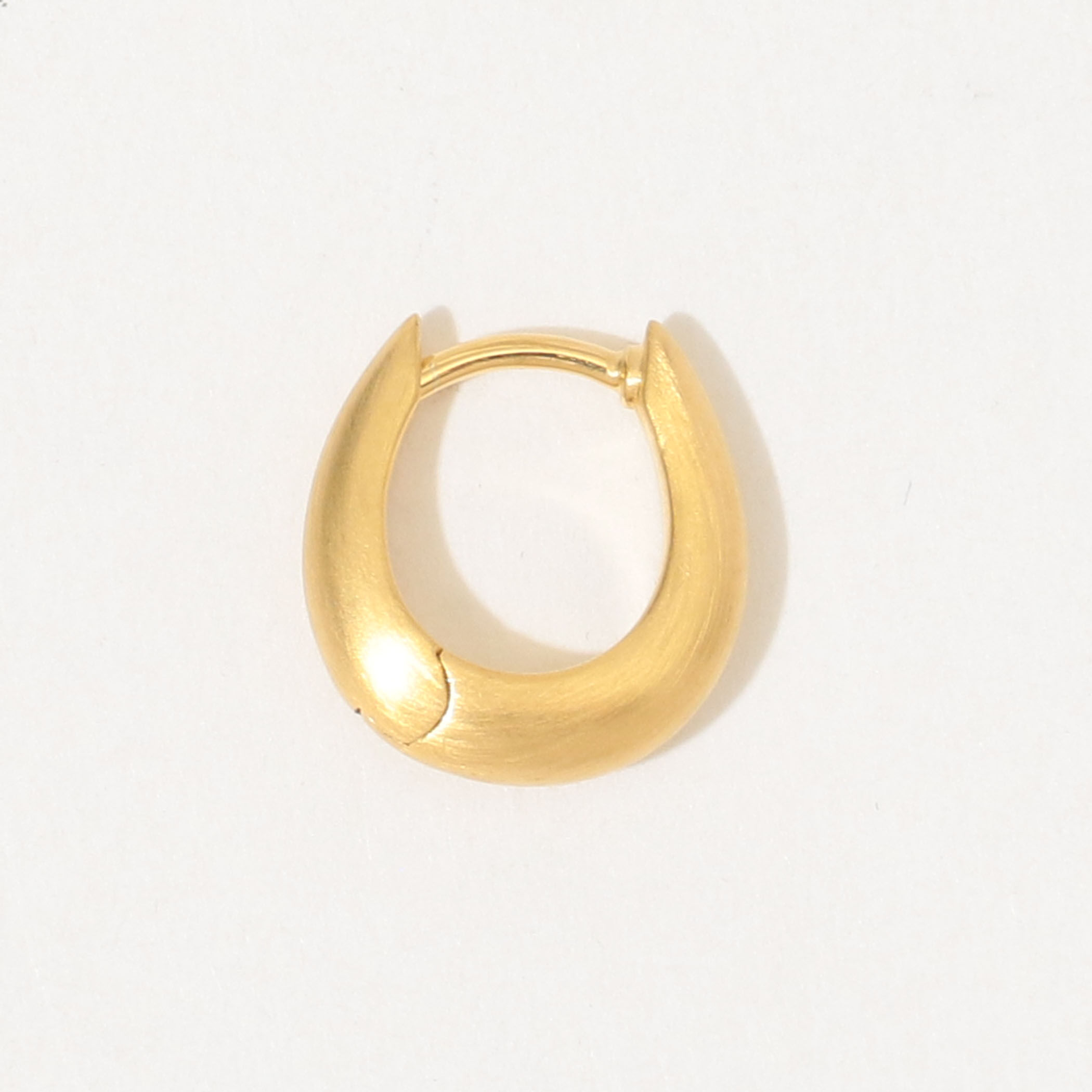 本当に信頼出来る商品 Liz WOOD×TOMORROWLAND 別注】TOM Huggies ピアス SatinGold アクセサリー