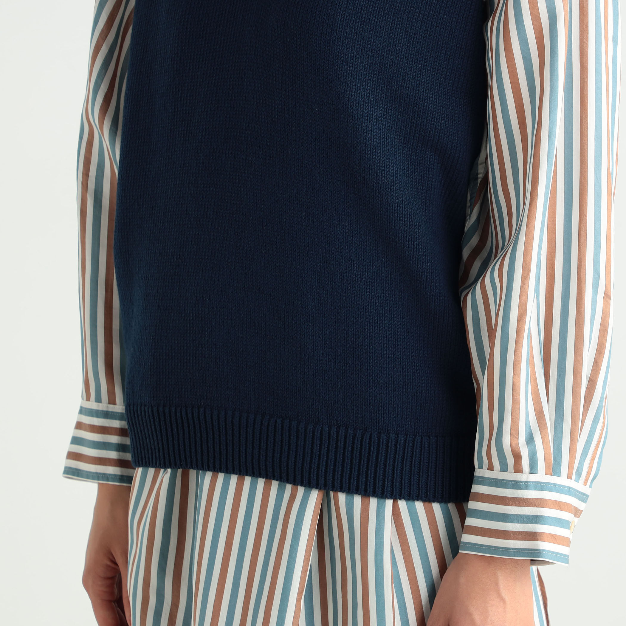 【美品】INSCRIRE コットンVネックプルオーバーニット INSCRIRE - INSCRIRE コットンVネックプルオーバーニットの通販