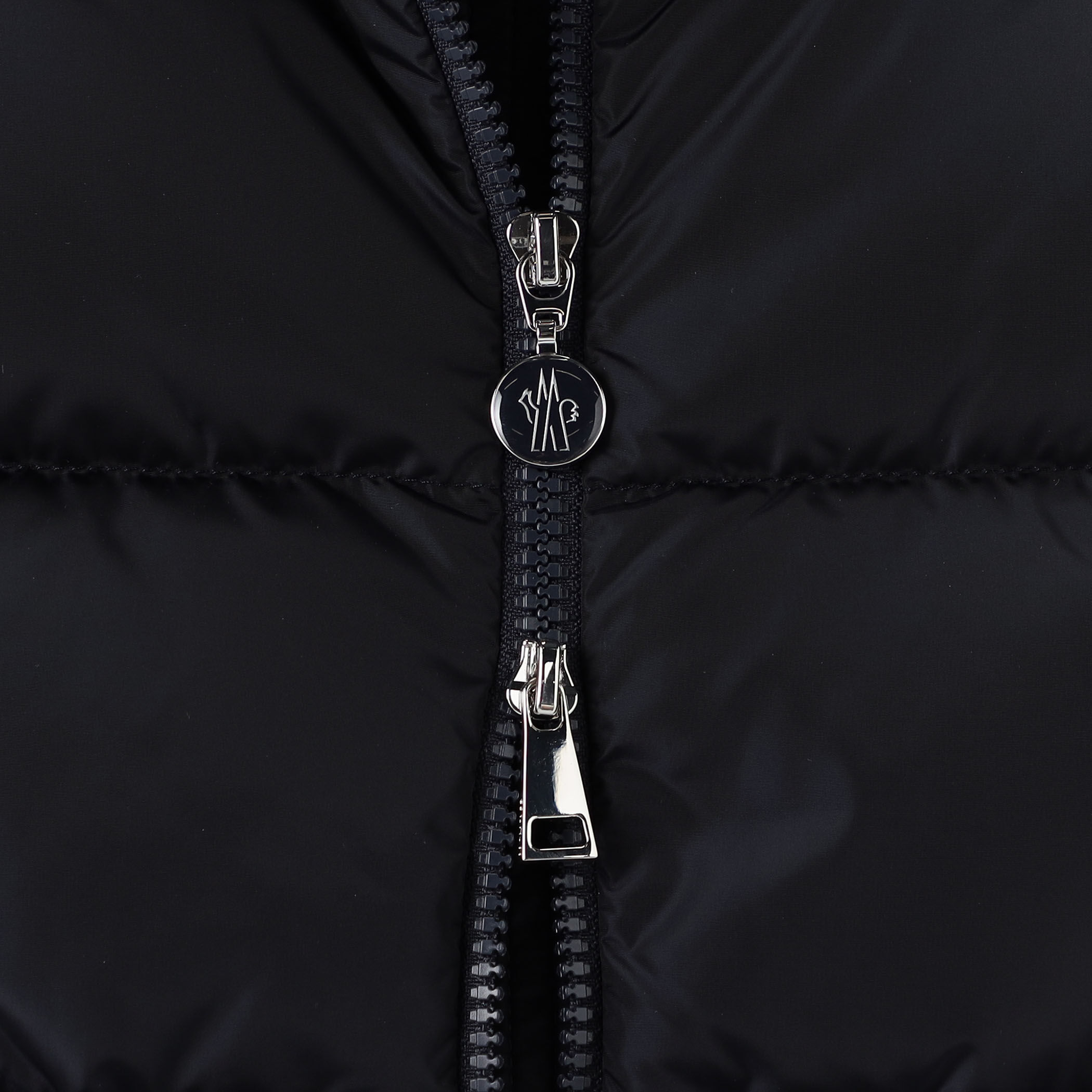 MONCLER ブラックジャケット チェーンディテール landre1.jpg?v=1766912553&width