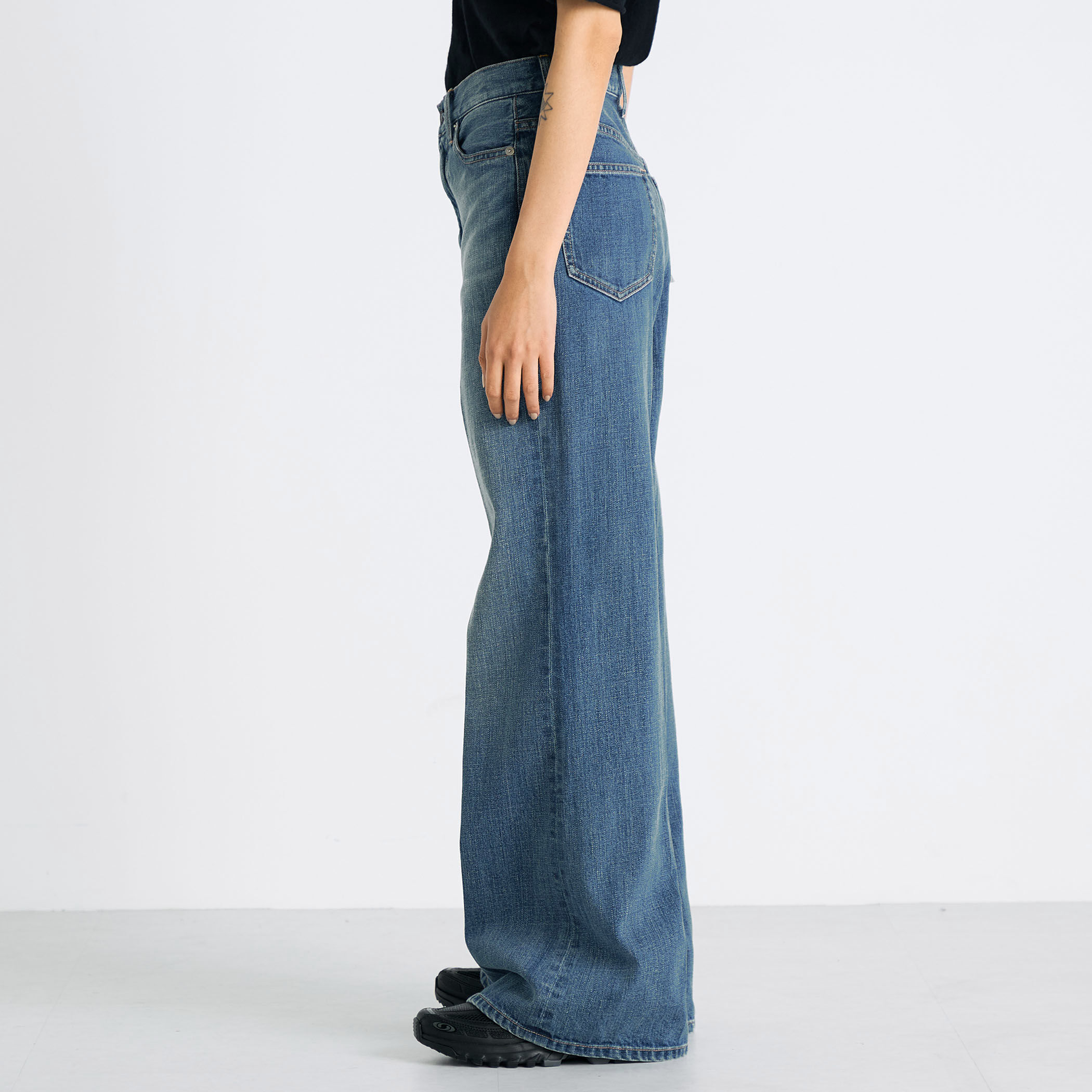 エッセンシャルデニム フレアパンツ｜トゥモローランド 公式通販