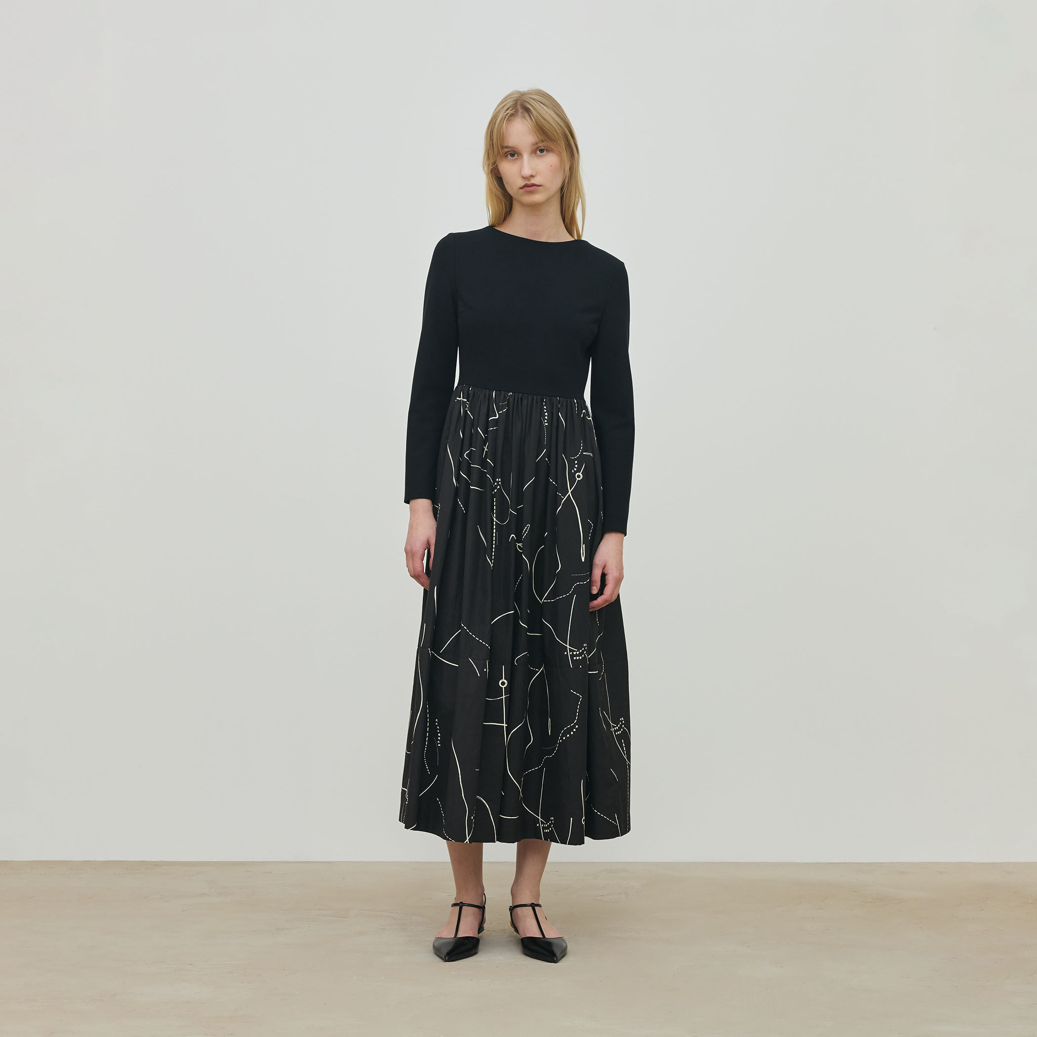 コードステッチプリント コンビコクーンワンピース｜トゥモローランド