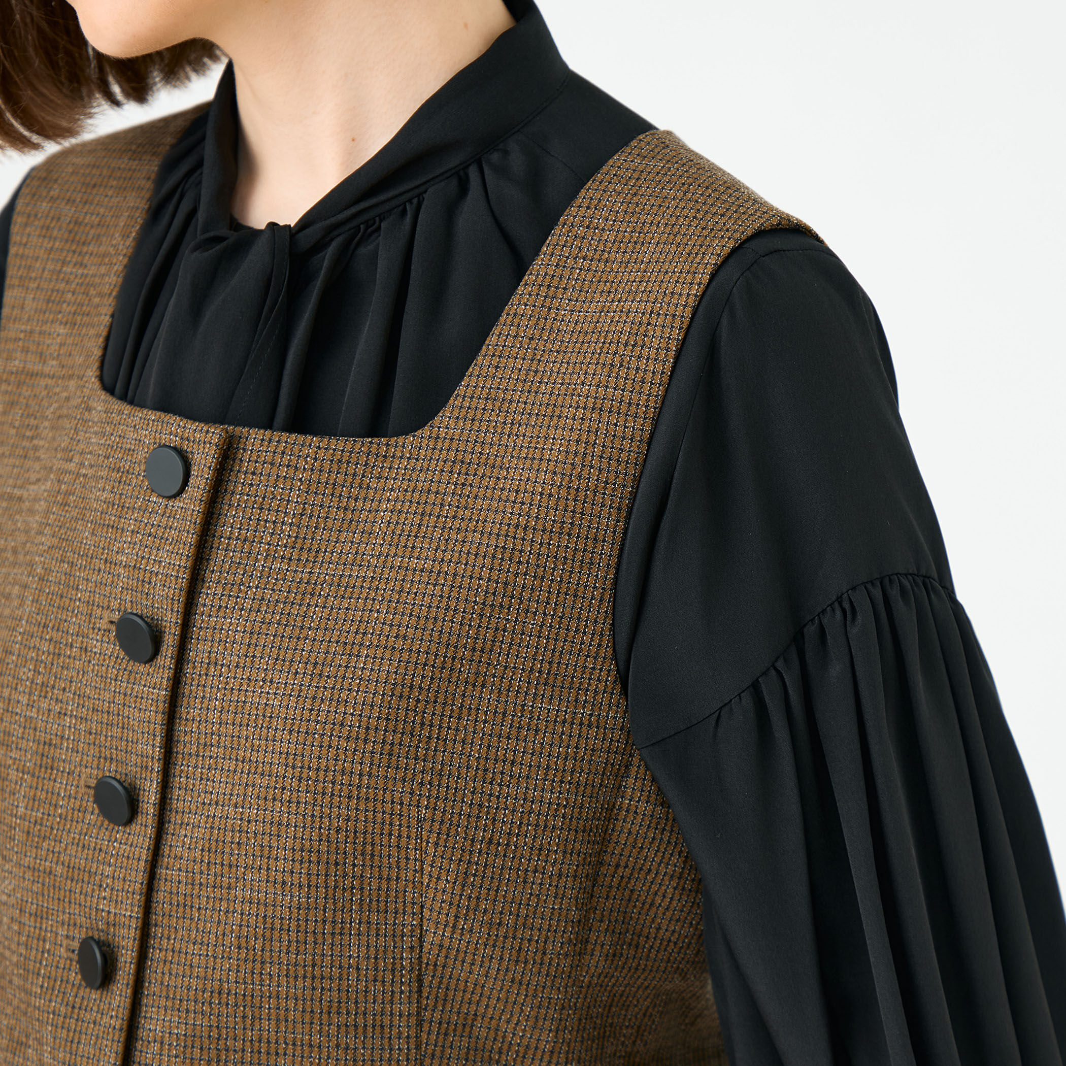 Tiffany スクエアネックジレ｜トゥモローランド 公式通販