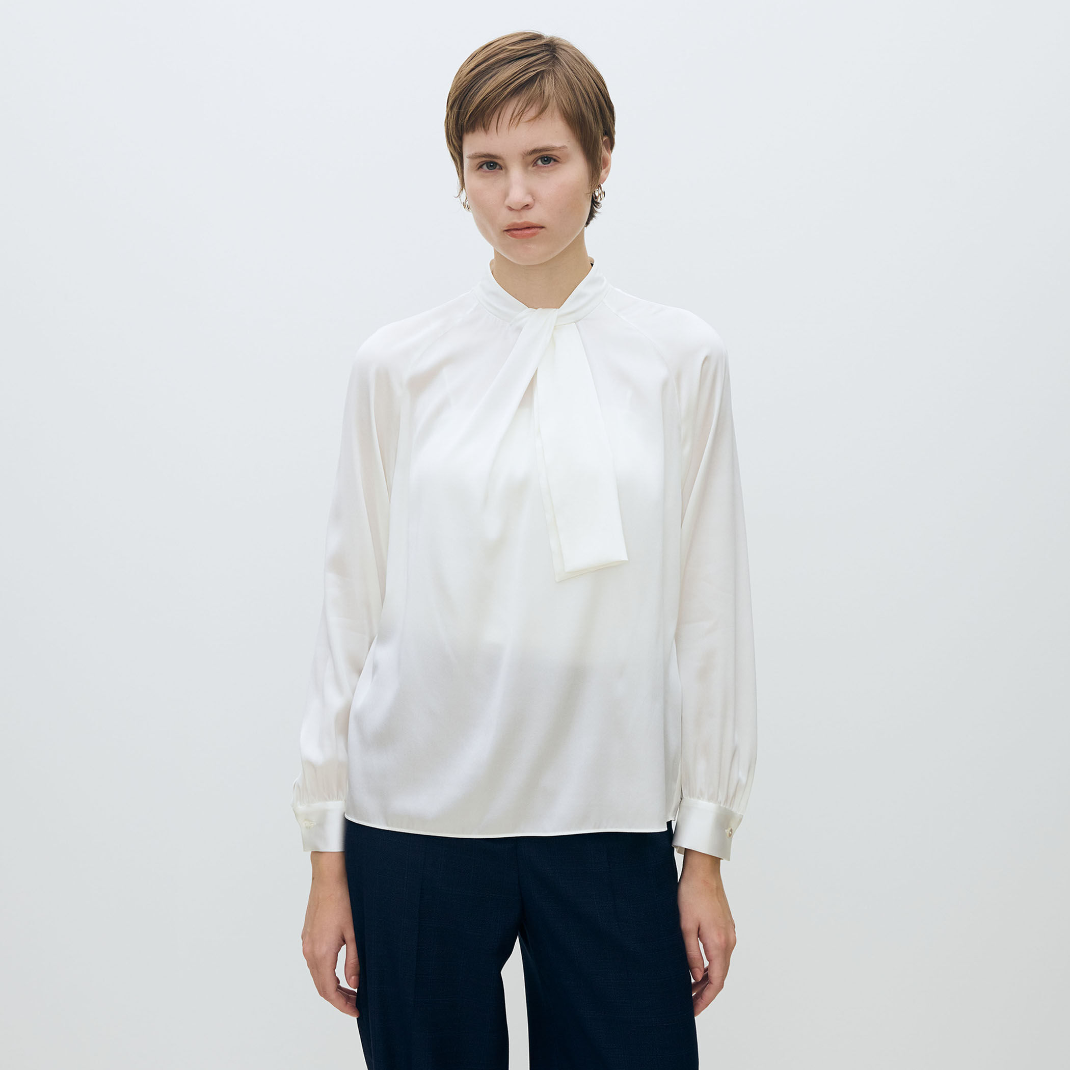 ウォッシャブルサテン フロントタイブラウス｜トゥモローランド 公式通販