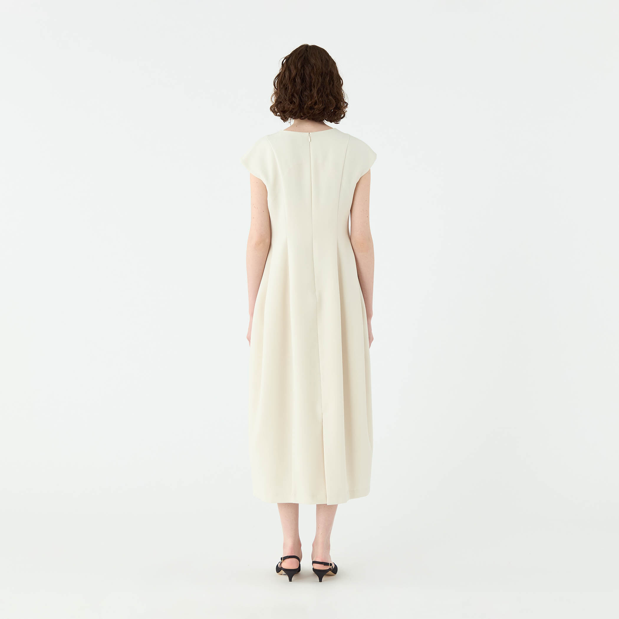 スティフダブルクロス バレルシルエットワンピース｜トゥモローランド