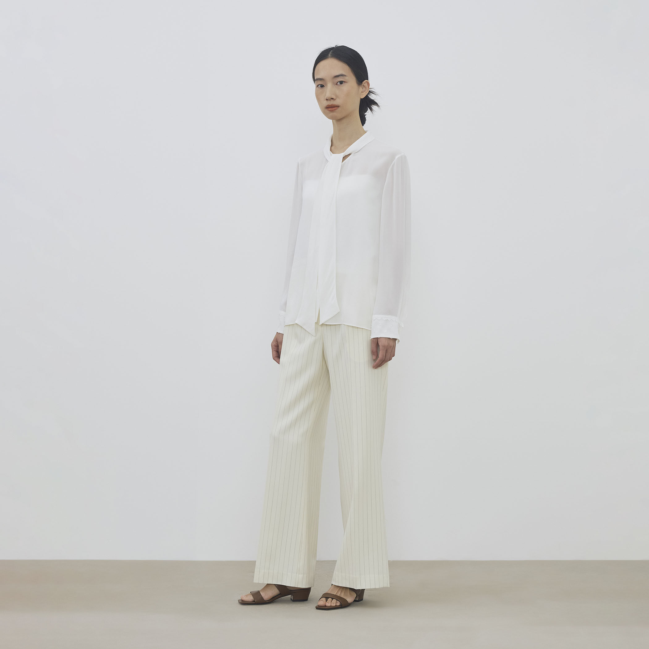 シアーレースコラージュ ボウタイナローブラウス｜トゥモローランド