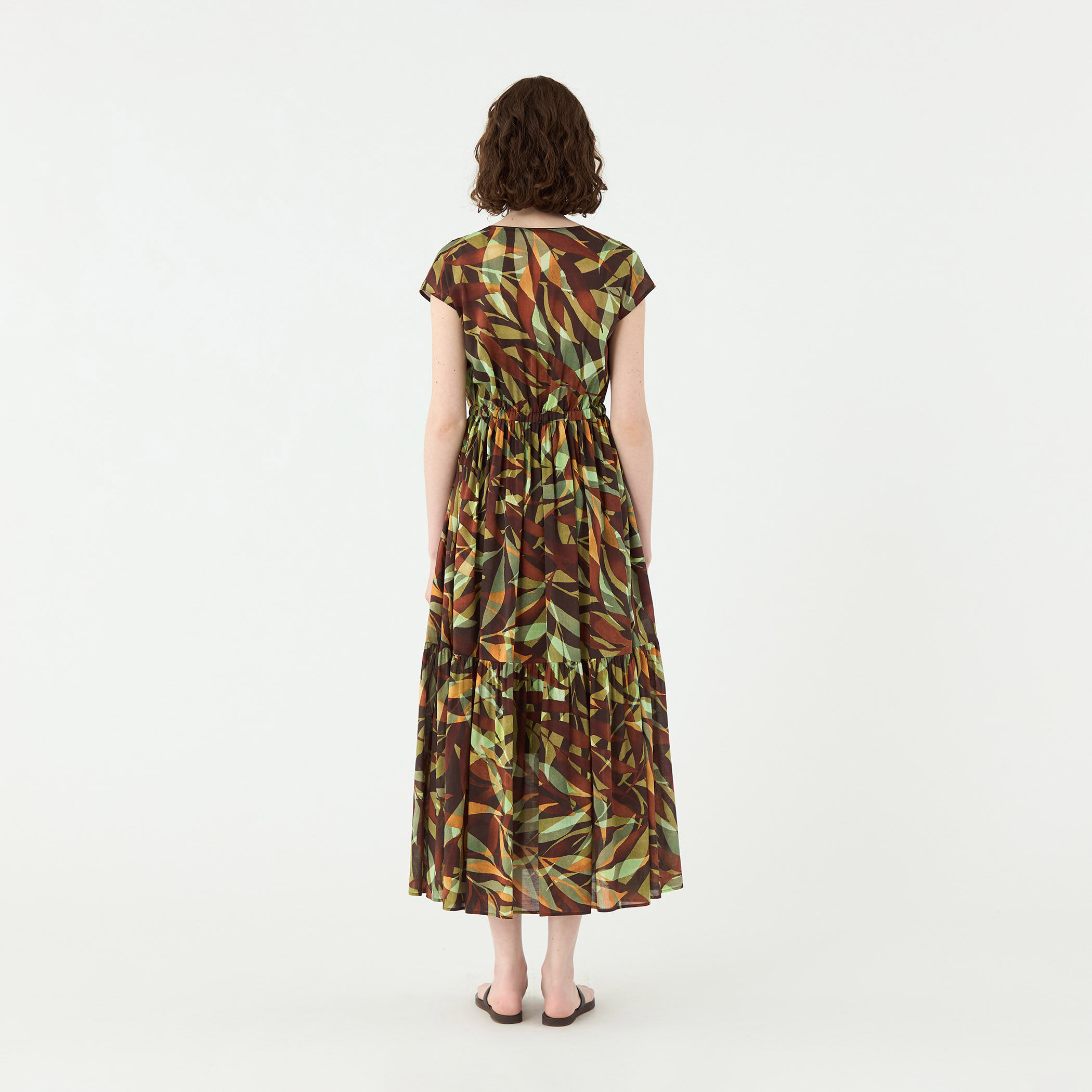 ギャルリーヴィーシルクプリントワンピース丈直しありトゥモローランド秋 セール】 ブルリーフラワープリント クルーネックワンピース （ロング