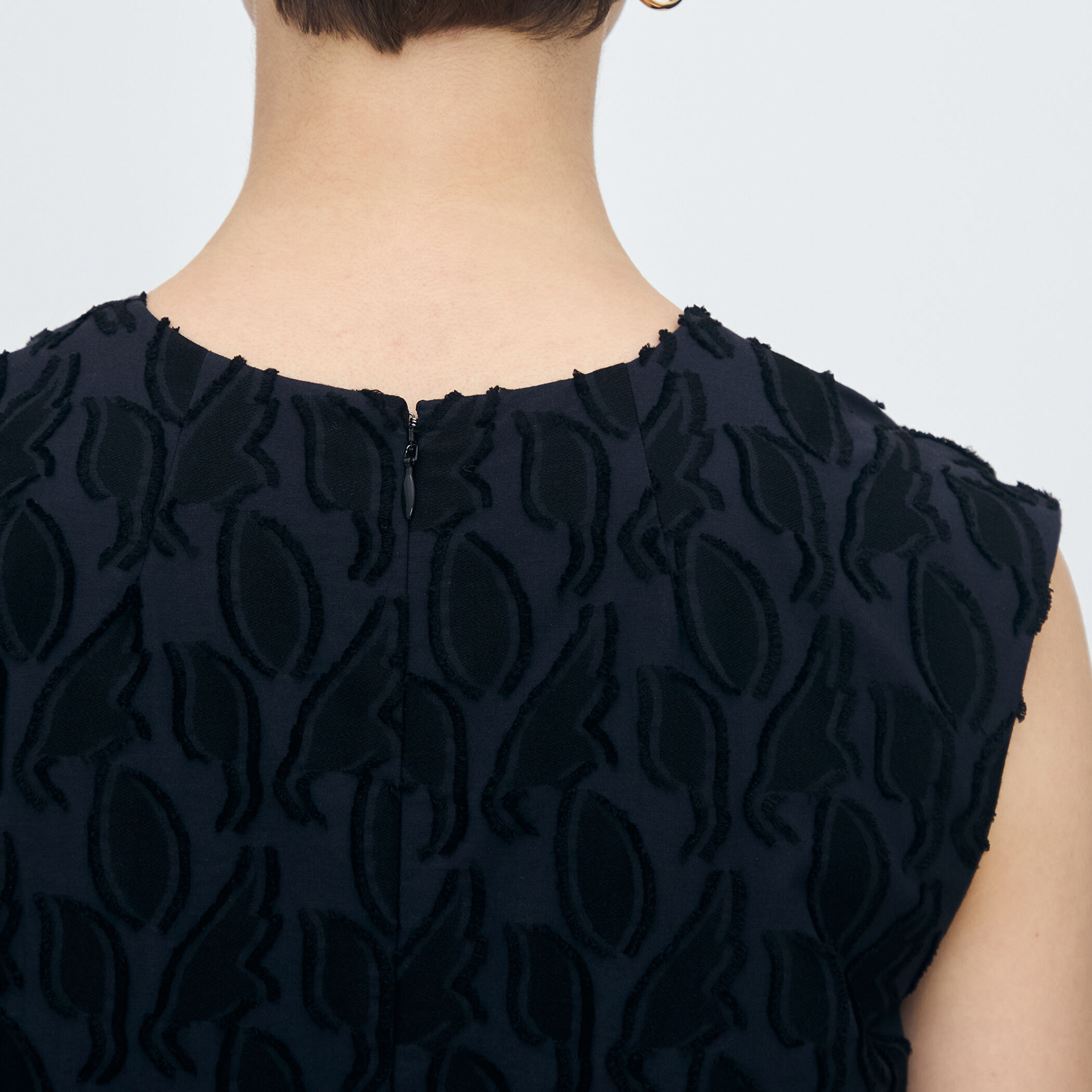 シャイニーカットジャカード Vネックワンピース｜トゥモローランド