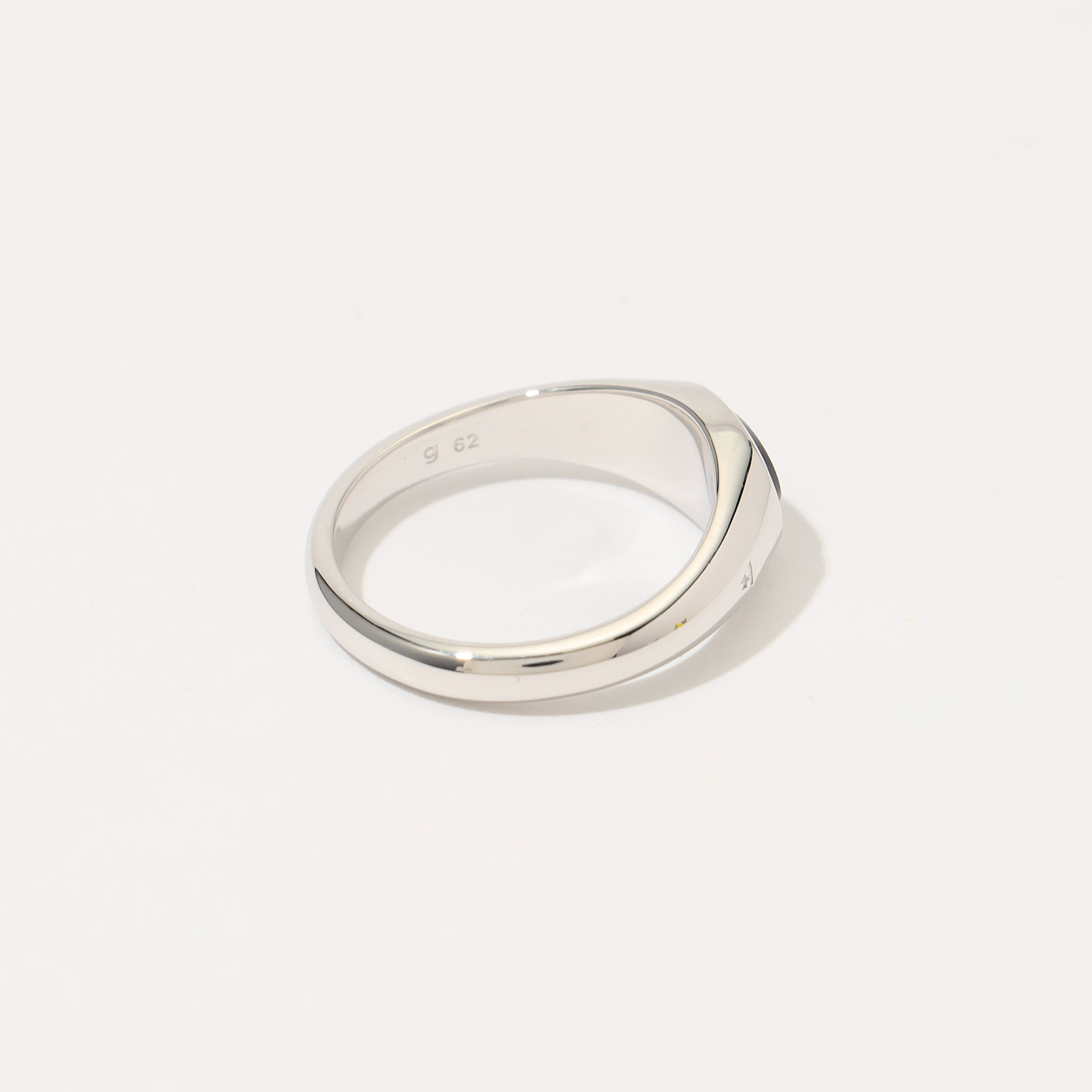 TOM WOOD Joe Ring Polished Onyx｜トゥモローランド 公式サイト