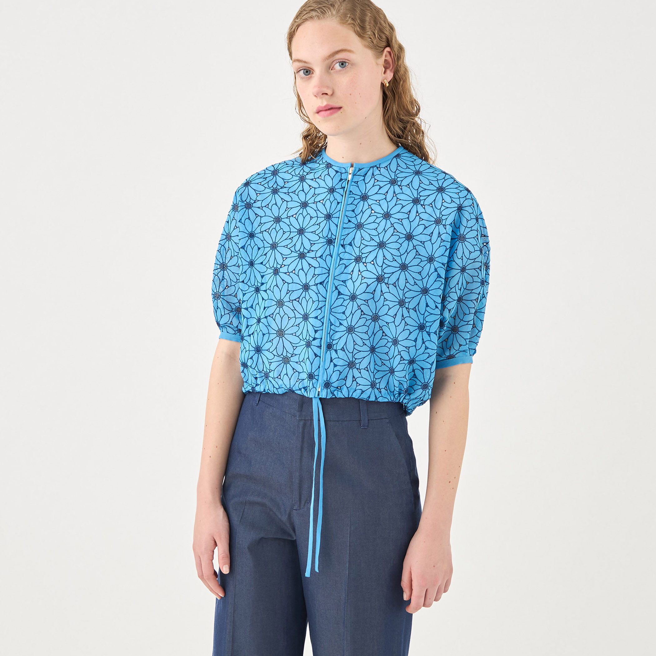 サンフラワーエンブロイダリー ストリングブルゾン｜トゥモローランド