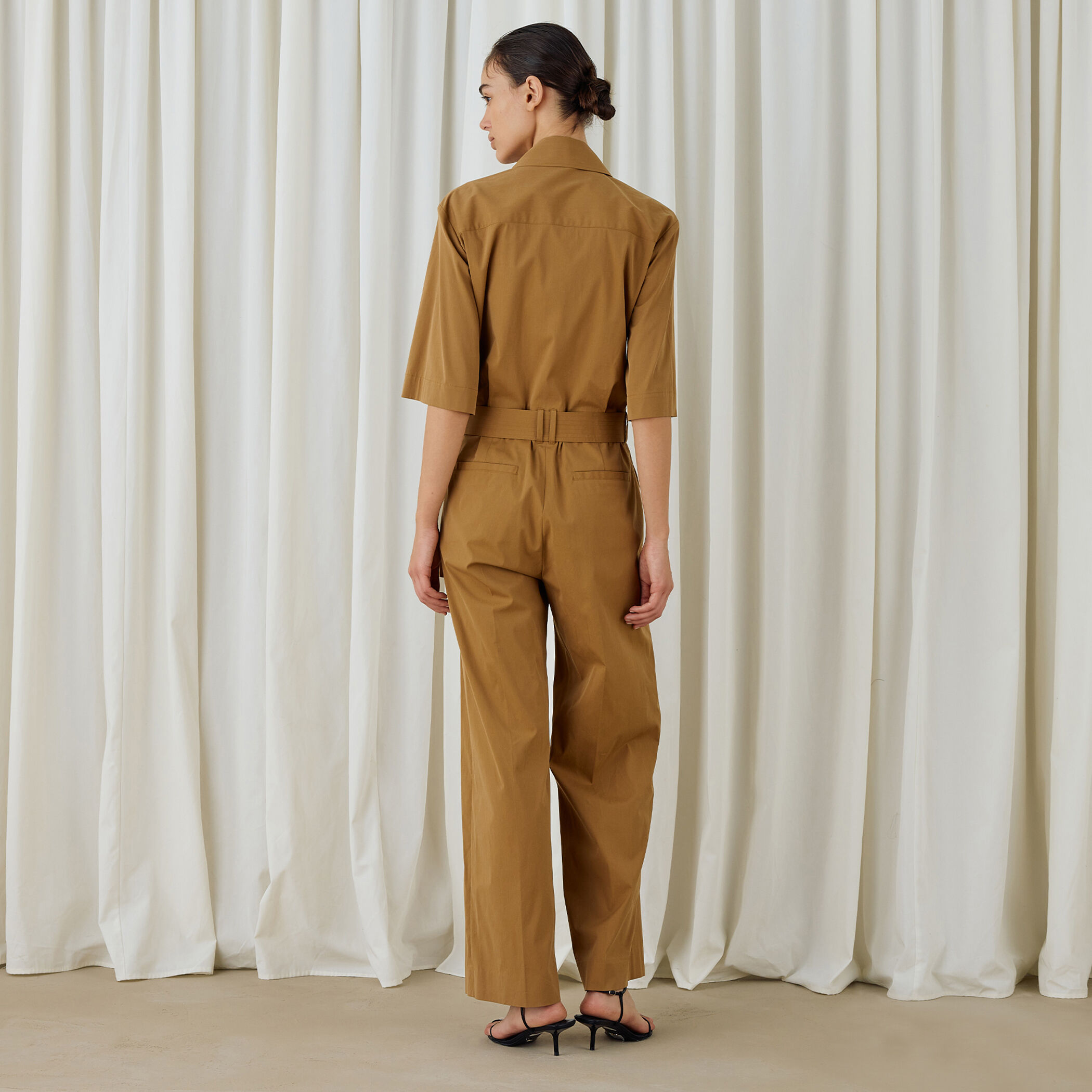 ストレッチポプリン ハーフスリーブジャンプスーツ｜トゥモローランド