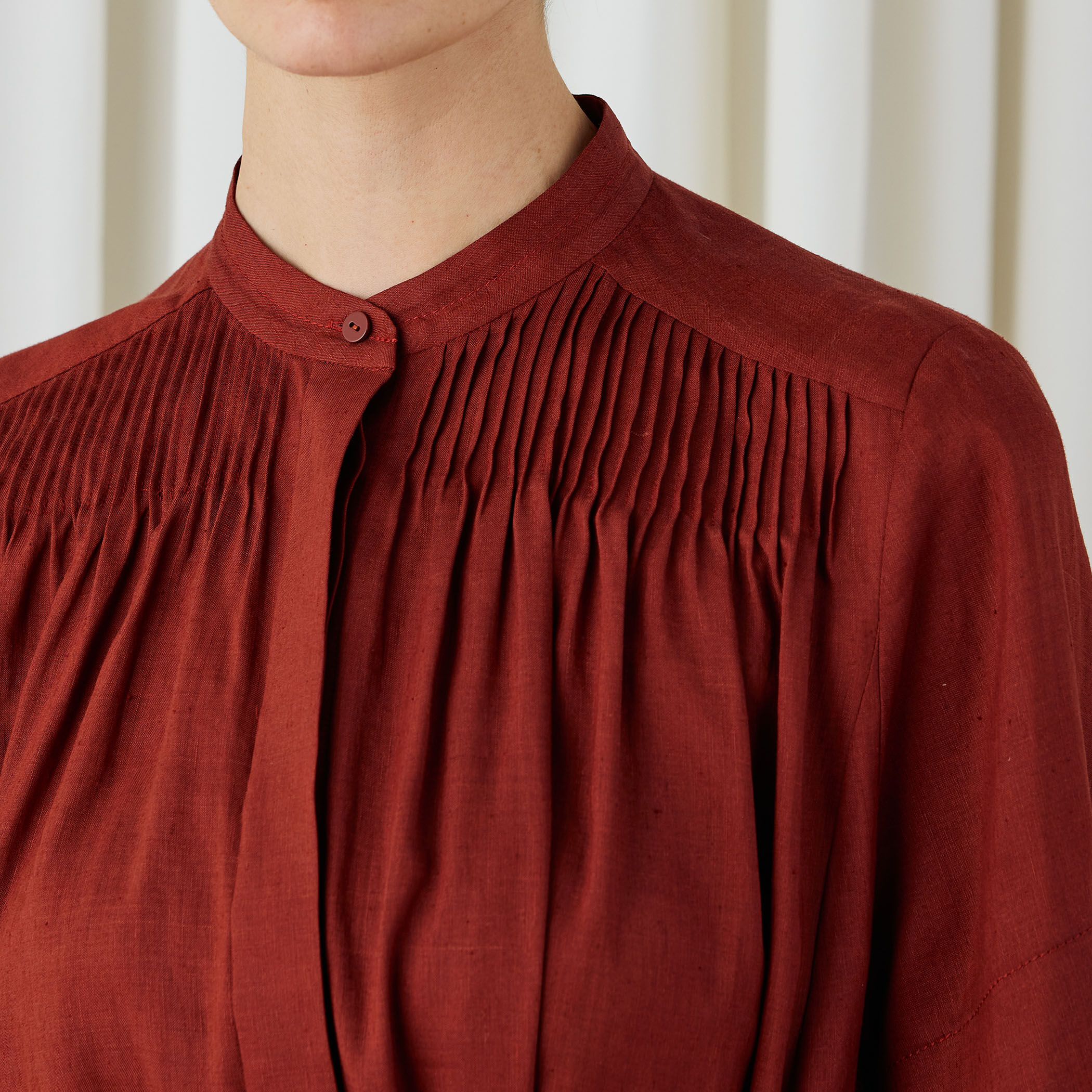 シルクリネンクロス アシンメトリーヘムブラウス｜トゥモローランド