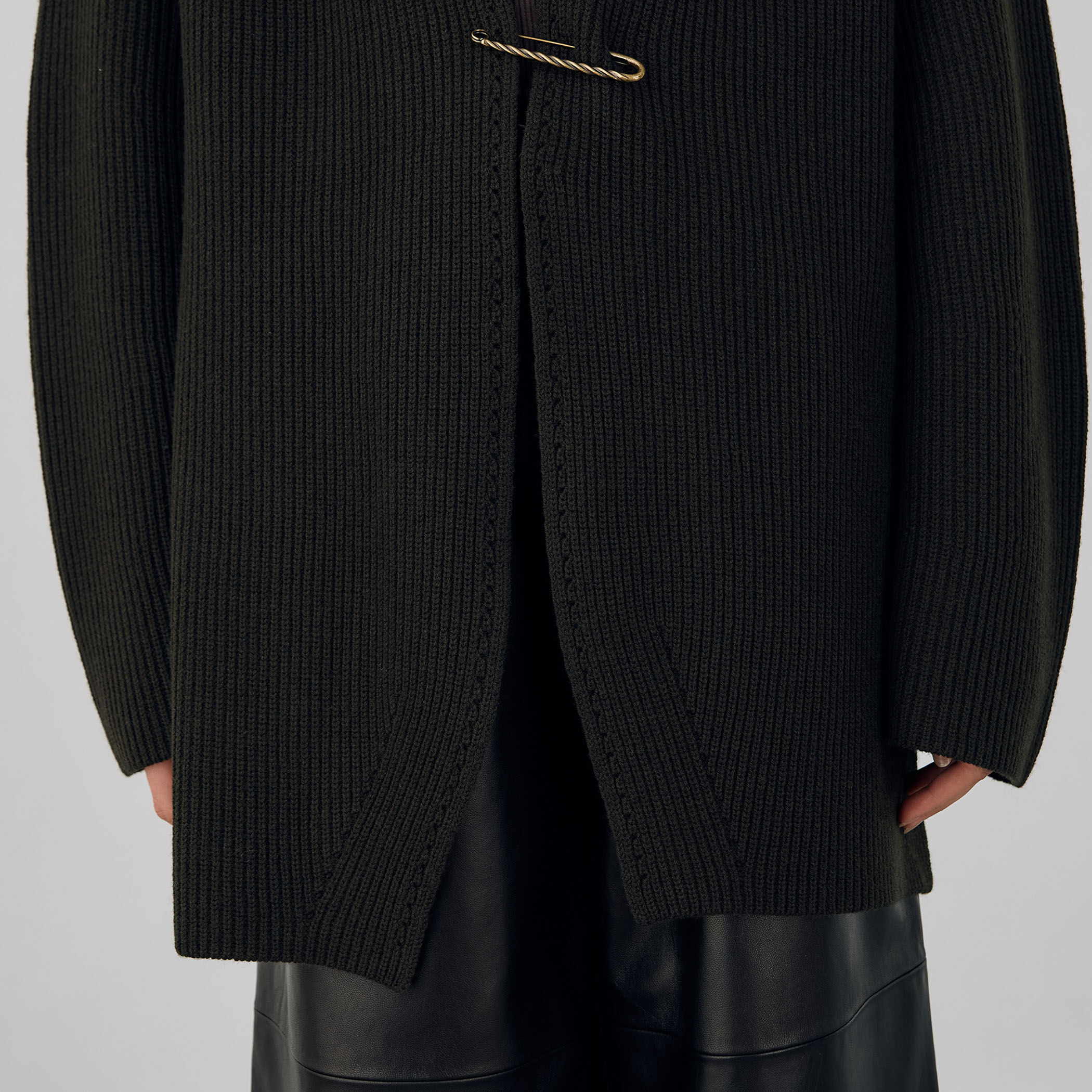 セミウーステッドウール キルトピン付きカーディガン