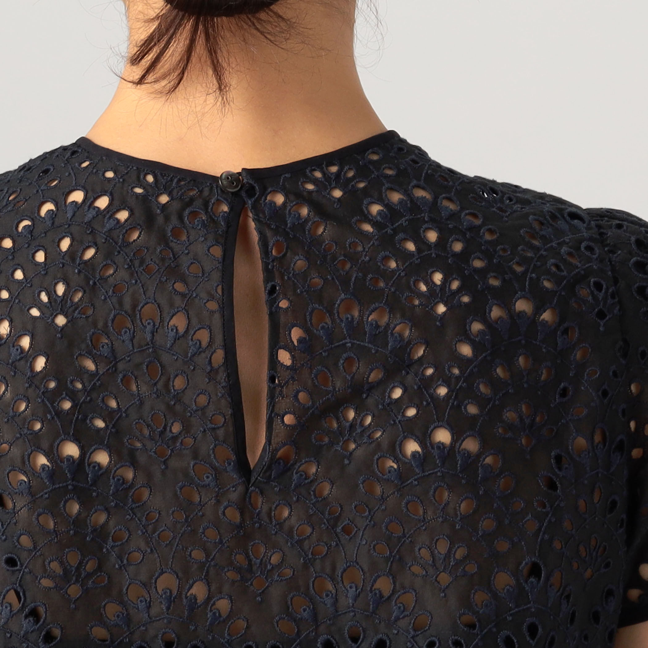 ピーコックエンブロイダリー ペタルスリーブブラウス