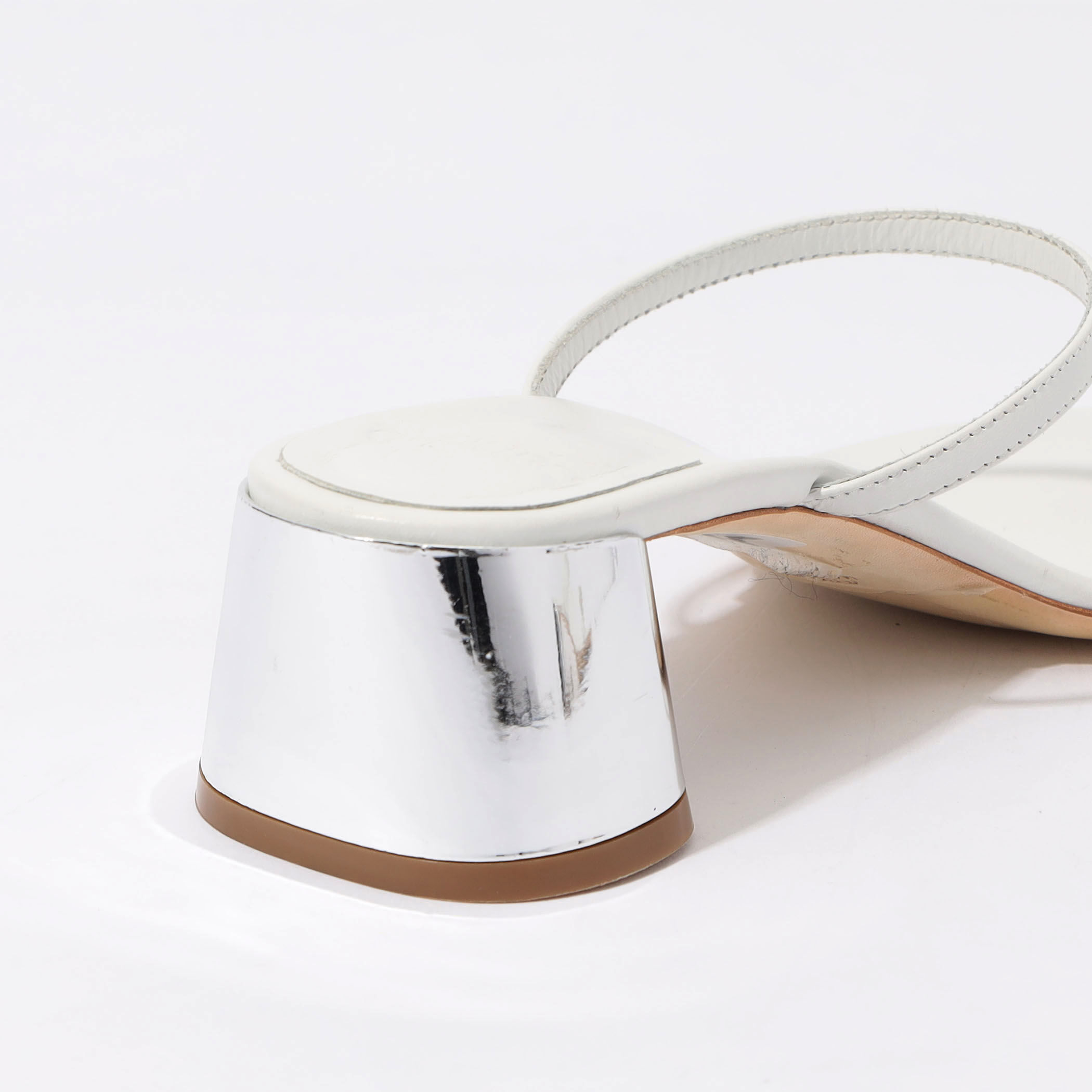 GFRIEND MEMORIA ヨジャチング　公式　サンダル　ホワイト　新品 SEMI GLOSS TANNED LEATHER FLAT SANDALS(23 Off White): Vintage