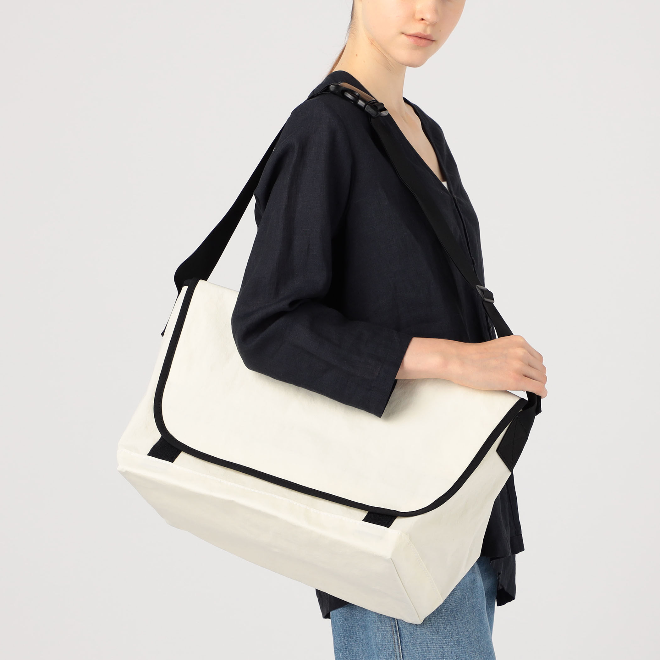 TEMBEA MESSENGER バッグ｜トゥモローランド 公式通販