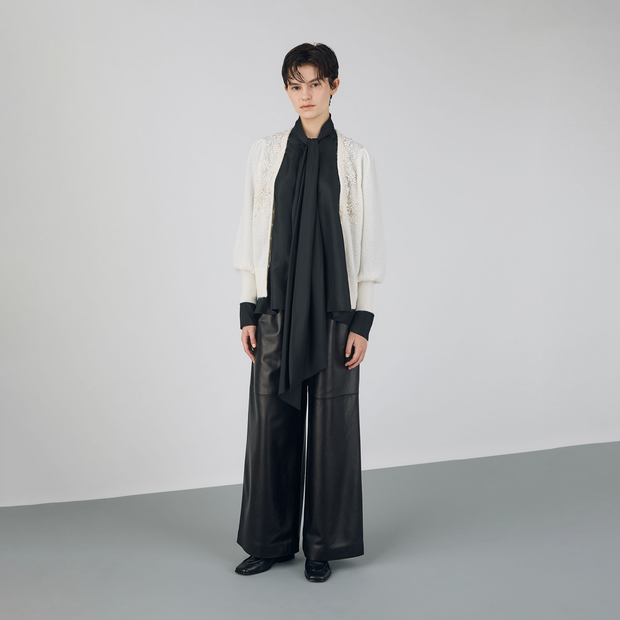 パールレースステッチ Vネックカーディガン｜トゥモローランド 公式通販