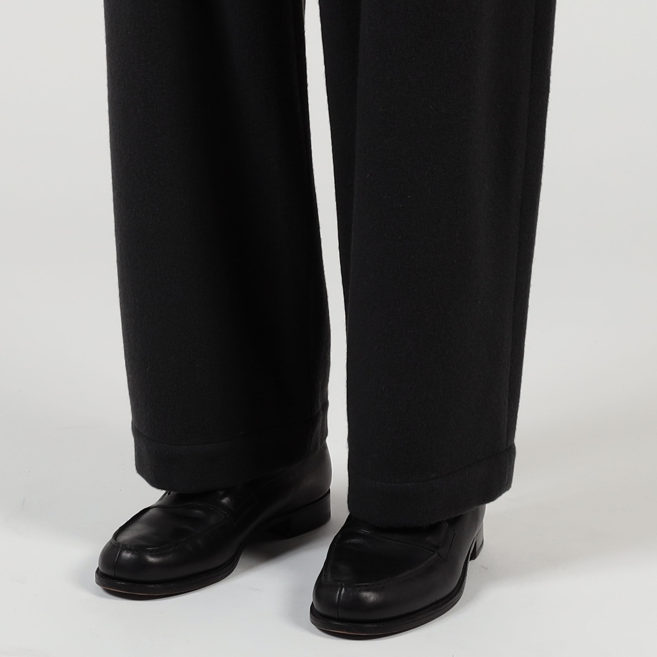 ウールナイロンビーバー 1プリーツカーブパンツ｜トゥモローランド