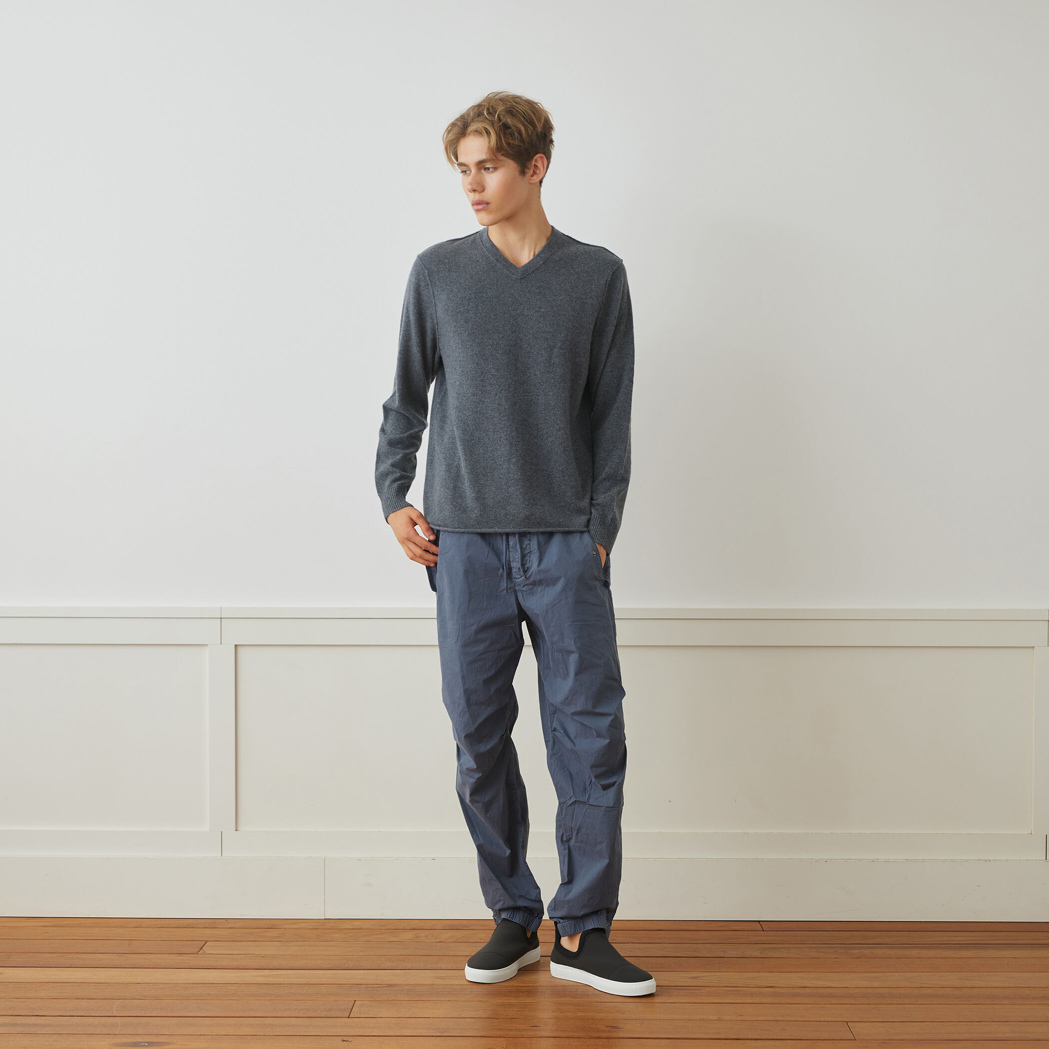 新品◆トゥモローランド　JAMES PERSE ネイビー チノパン サイズ2 リサイクルカシミヤ Vネックプルオーバー MRBC3590｜トゥモローランド