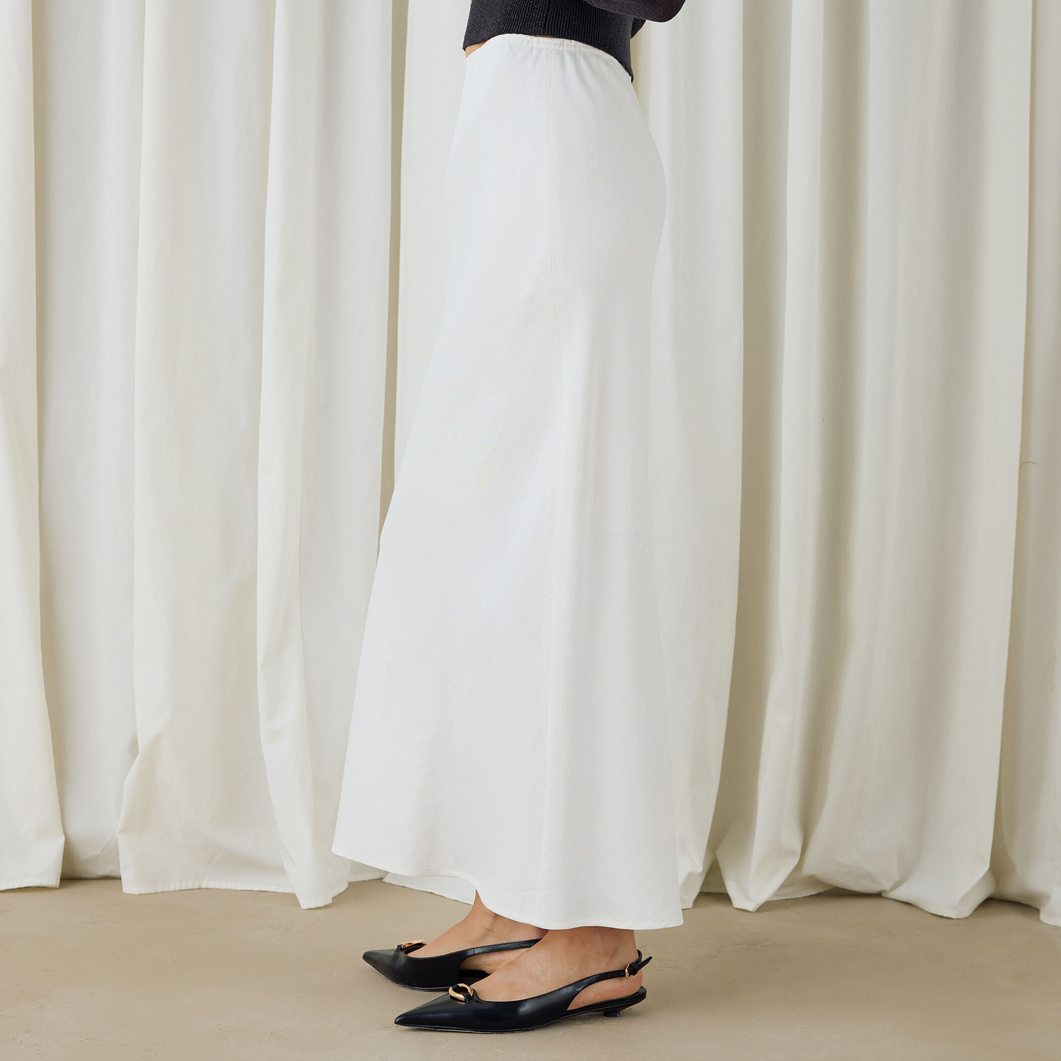 ソフトサテン エラスティックストレート スカート｜トゥモローランド