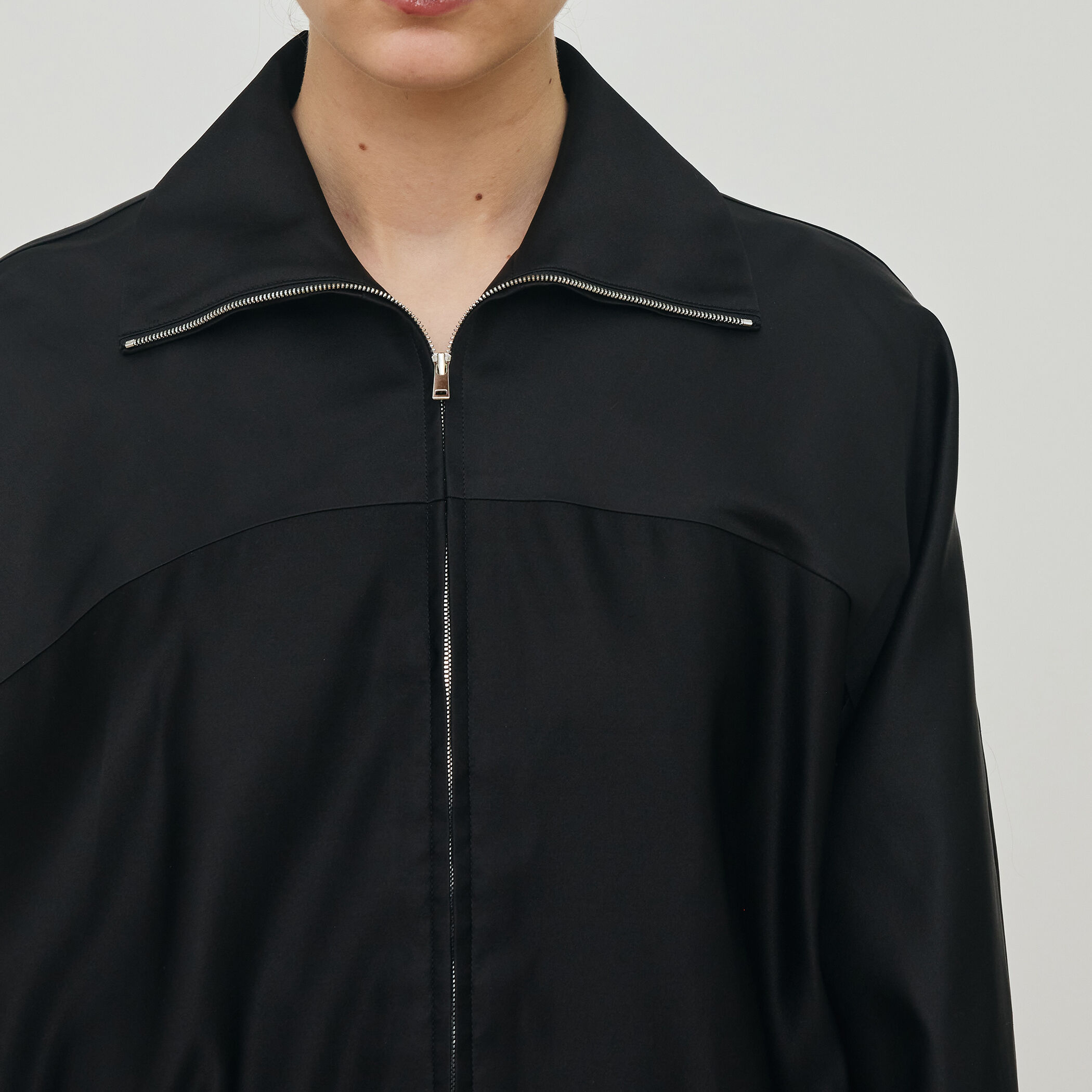 トリアセテートシルクサテン ジップアップブルゾン｜トゥモローランド