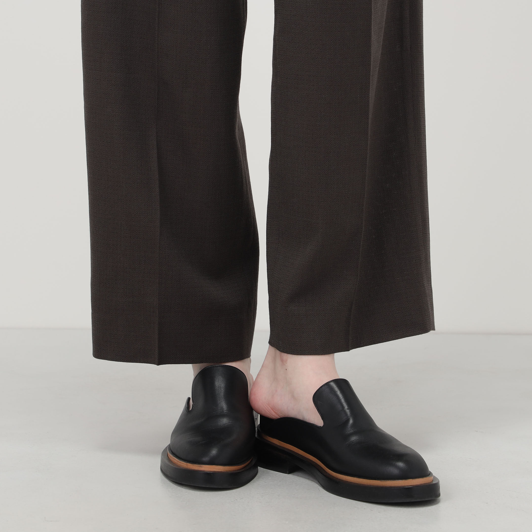 Seya. TRAVEL PANTS タックパンツ｜トゥモローランド 公式サイト