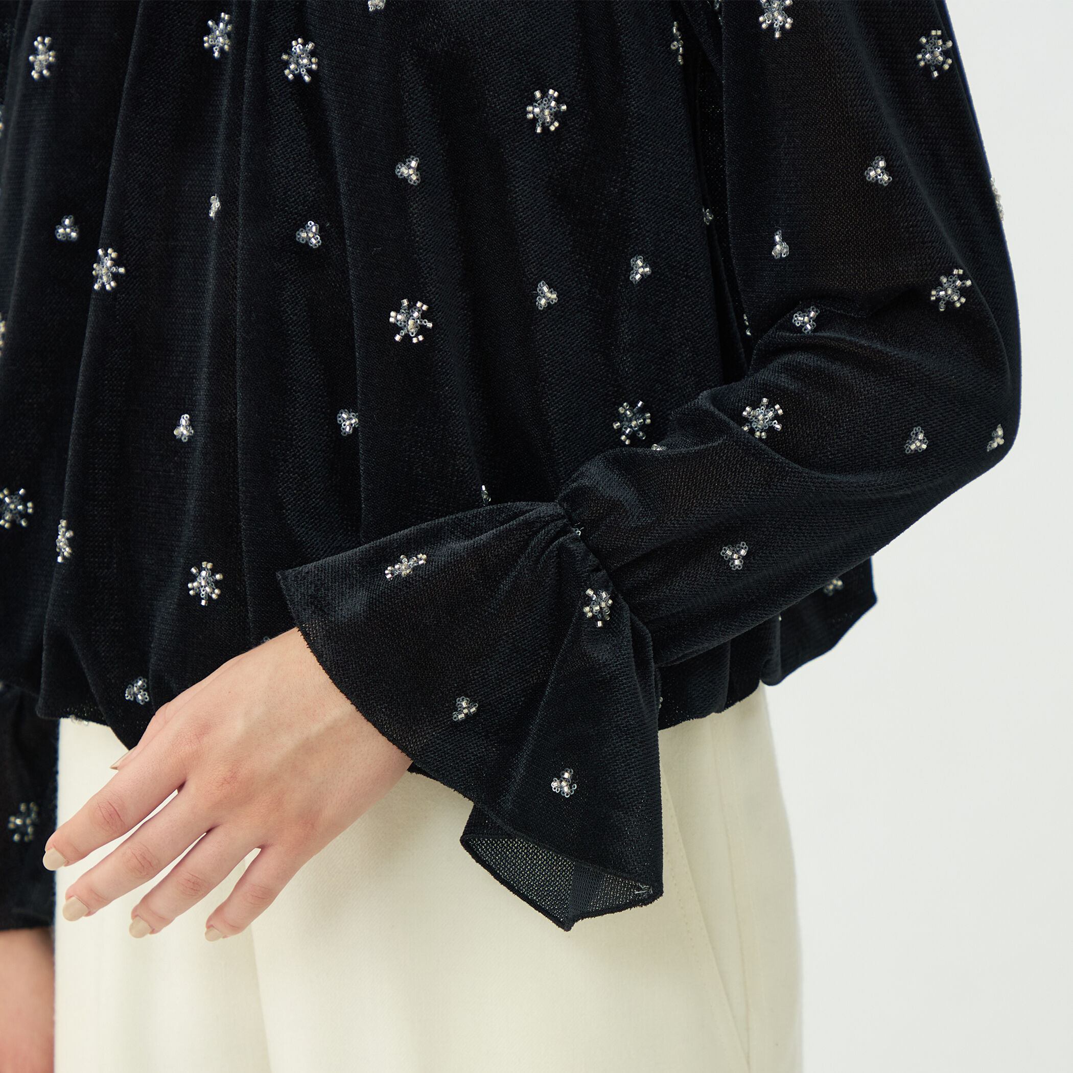 メッシュベロアエンブロイダリー ラッフルカフスブラウス