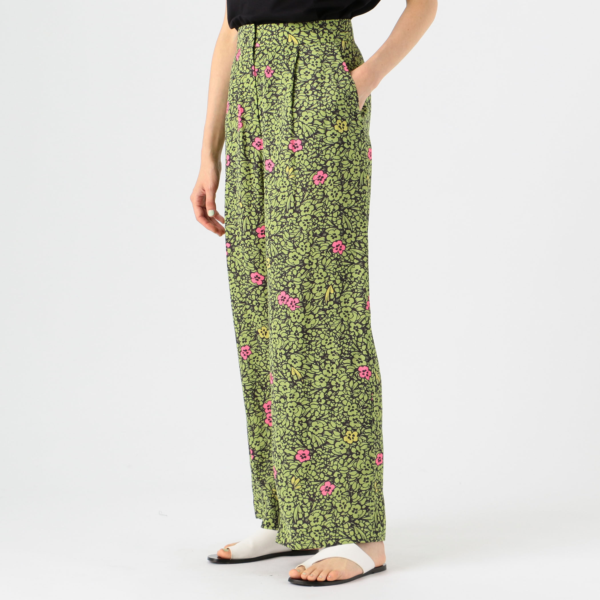 ポイントフラワープリント フロントタックセミワイドパンツ