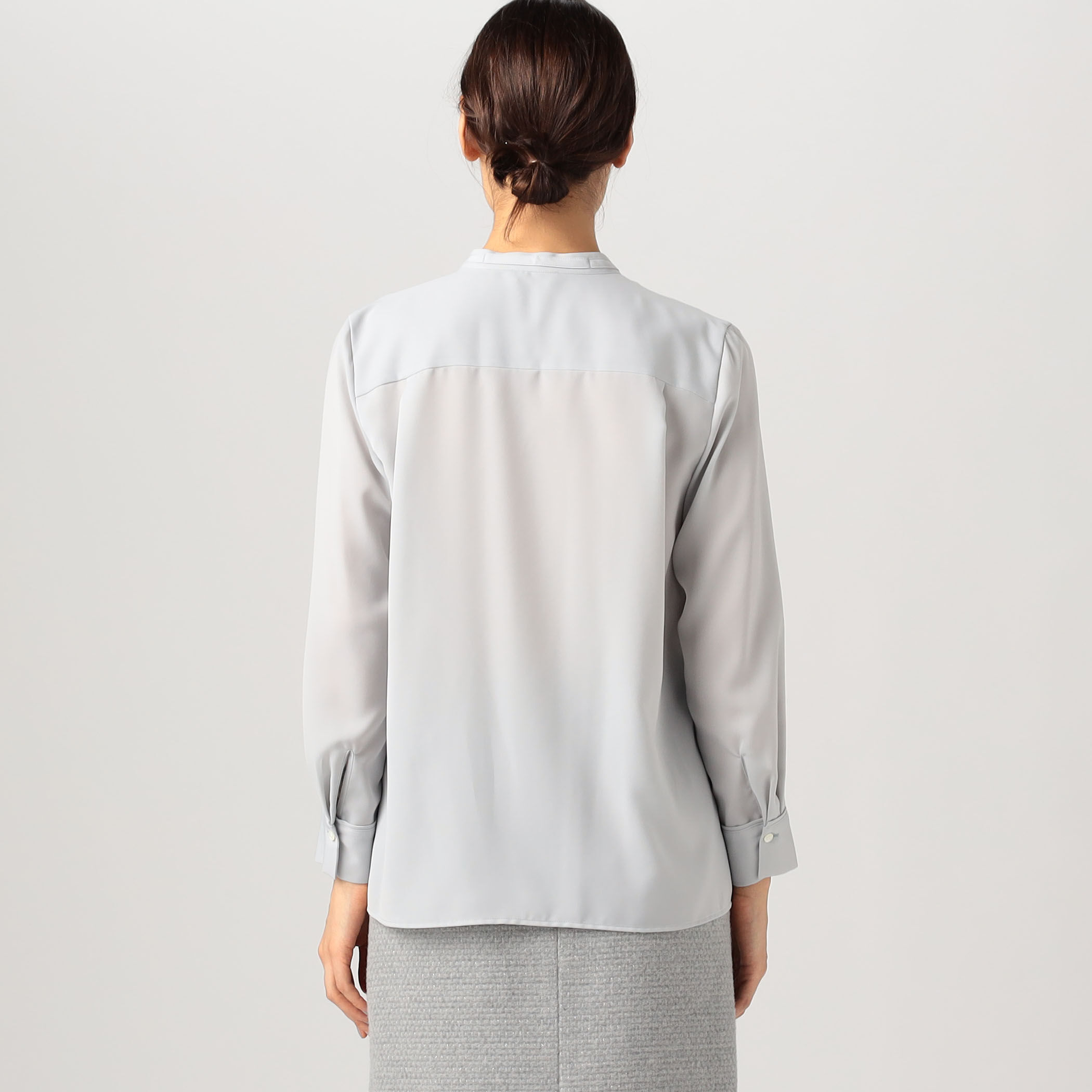 スムースサテン ストリングネックブラウス｜トゥモローランド 公式通販