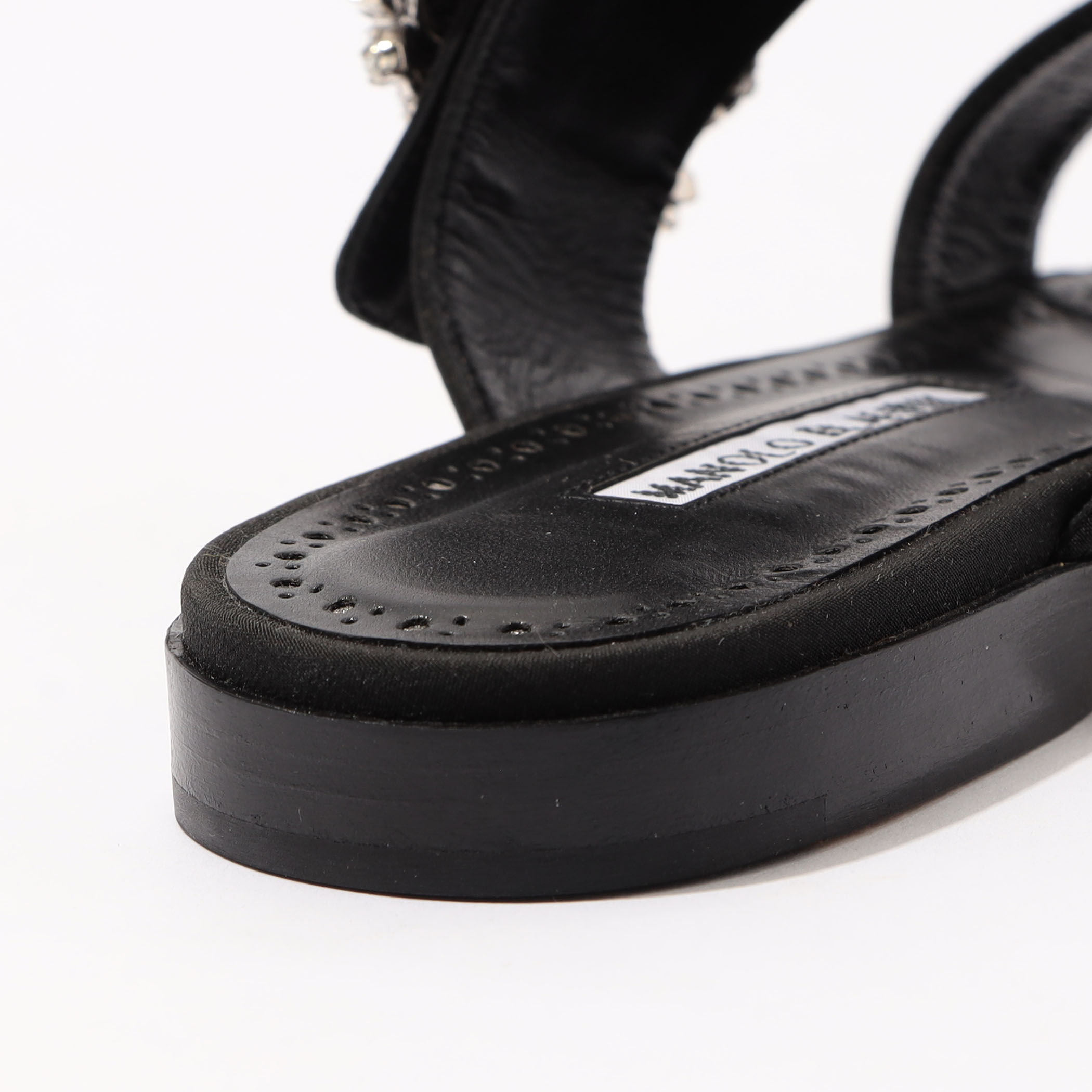 MANOLO BLAHNIK TITUBAFLAT_JEWEL フラットサンダル｜トゥモローランド