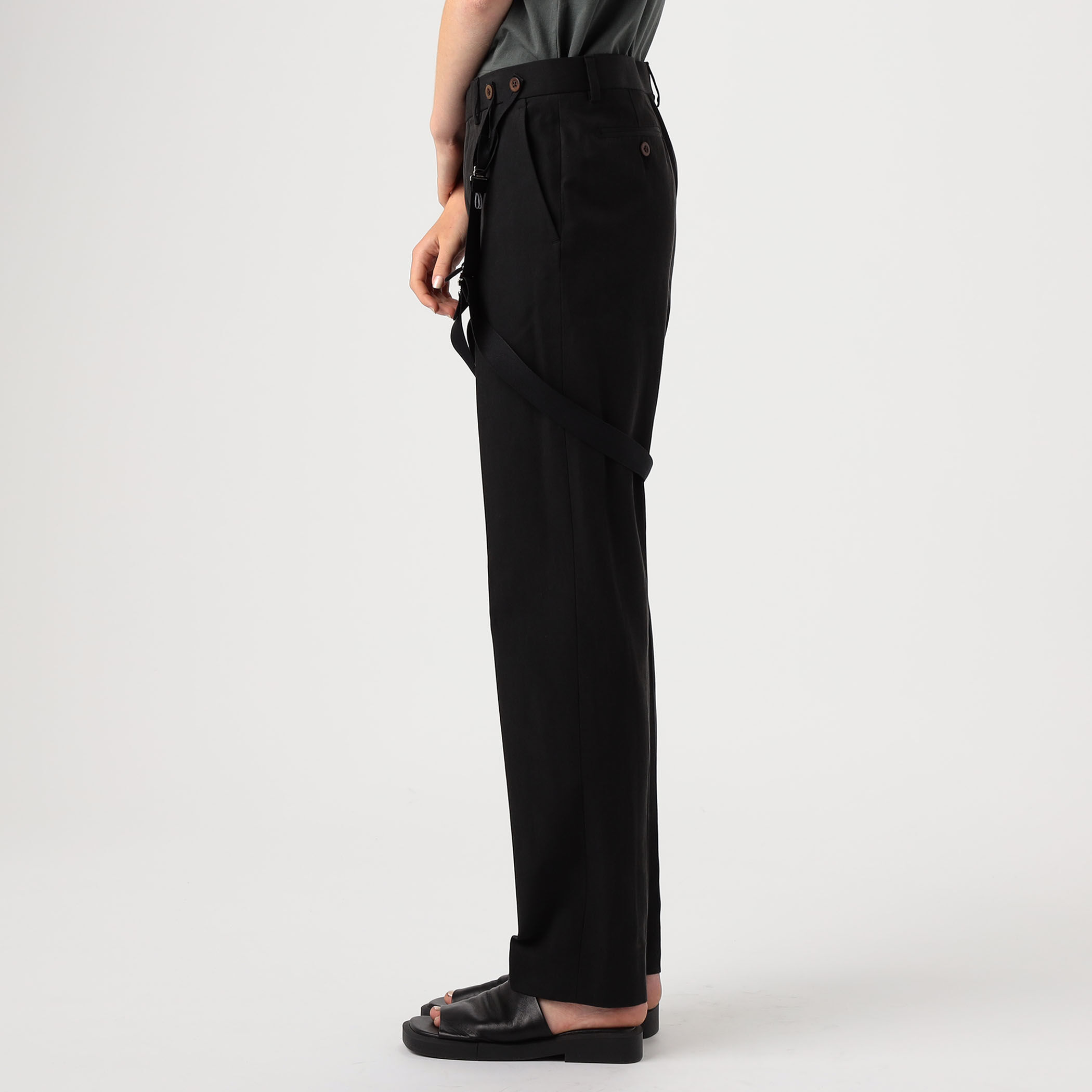 FUMIKA UCHIDA GABARDINE HARNESS SLACKS｜トゥモローランド
