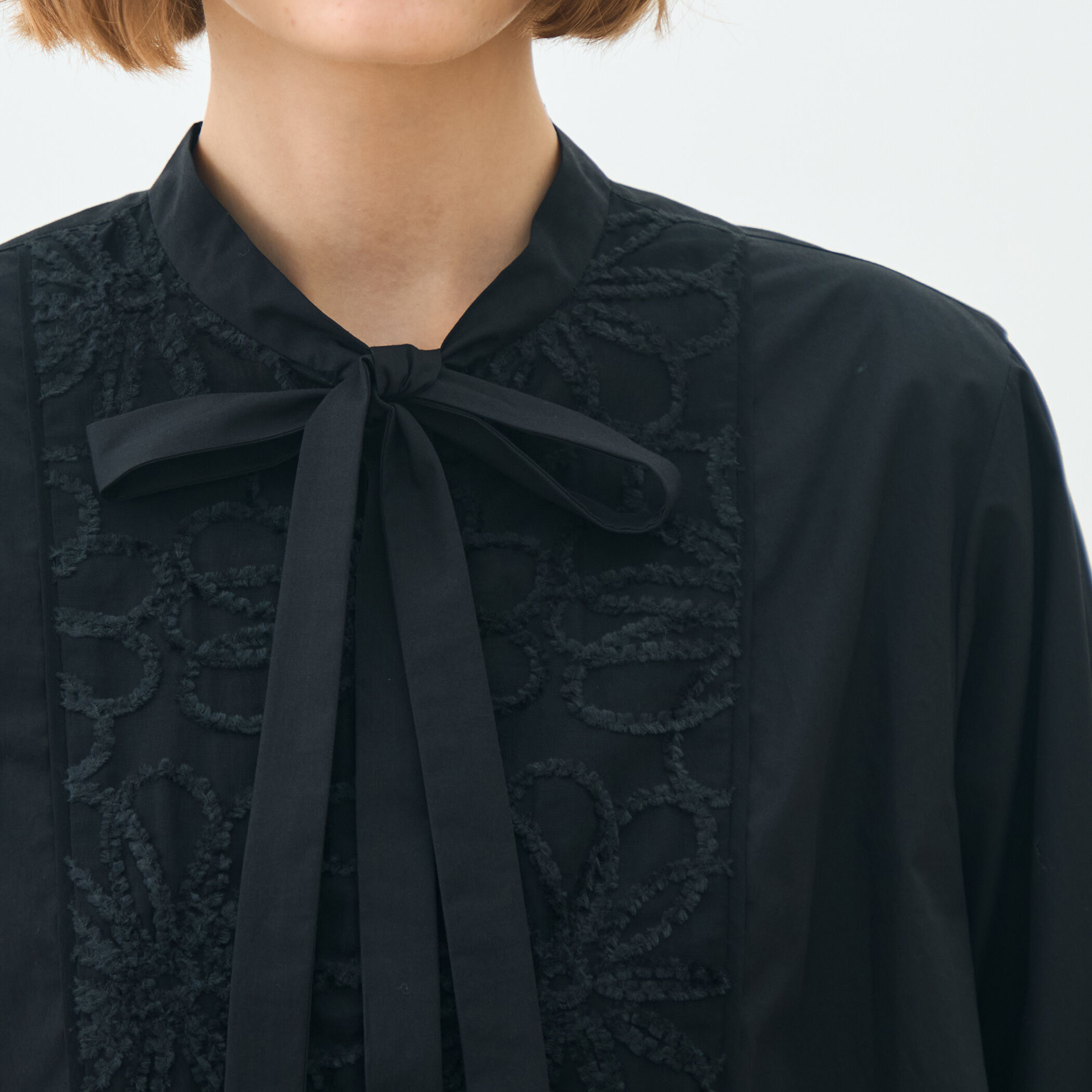 ブラックコンビネーション ボウタイブラウス｜トゥモローランド 公式通販