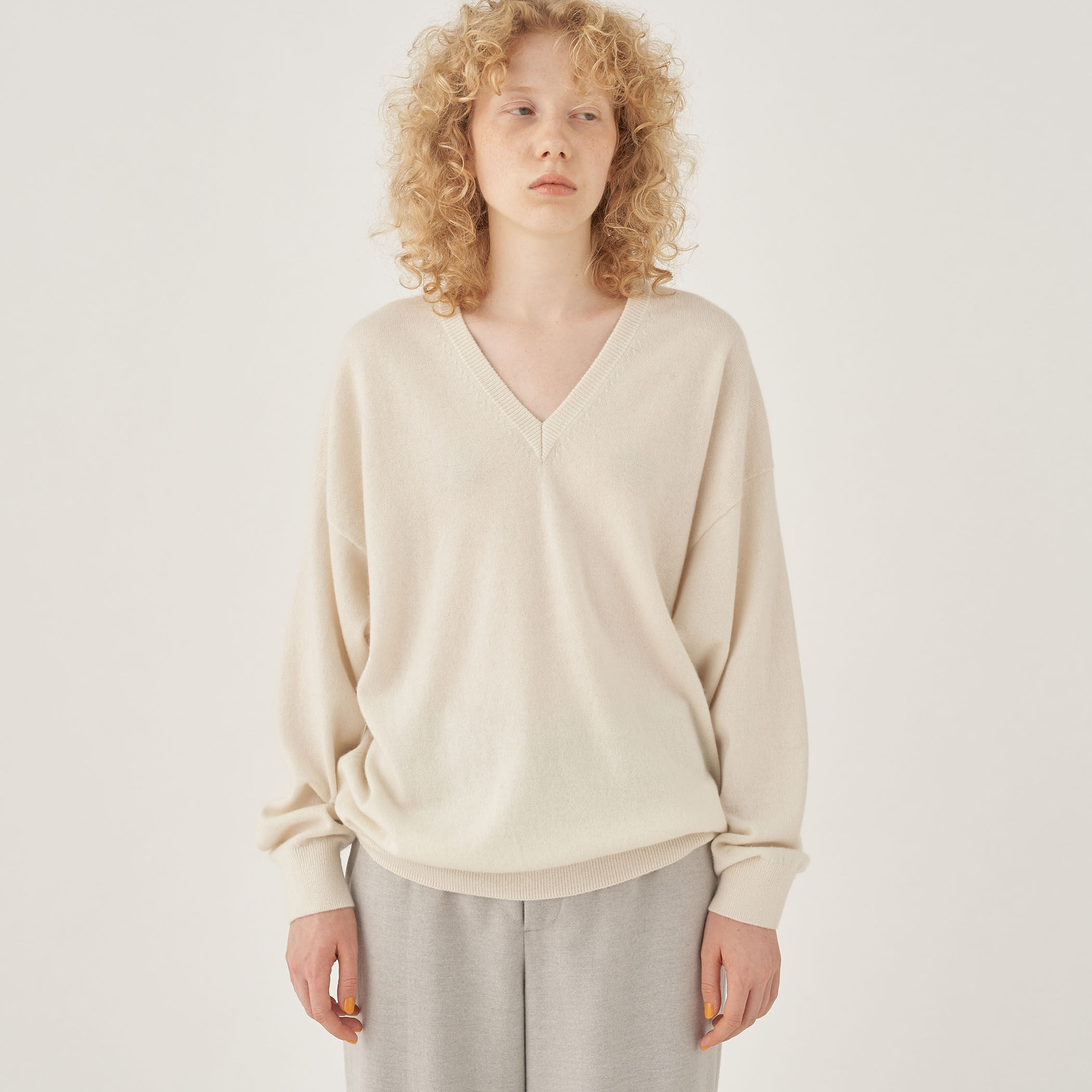 【タグ付き】IENA Ｖネックカシミヤプルオーバー　ベージュ IENA（イエナ）の「カシミヤ Vネックプルオーバー◇（ニット