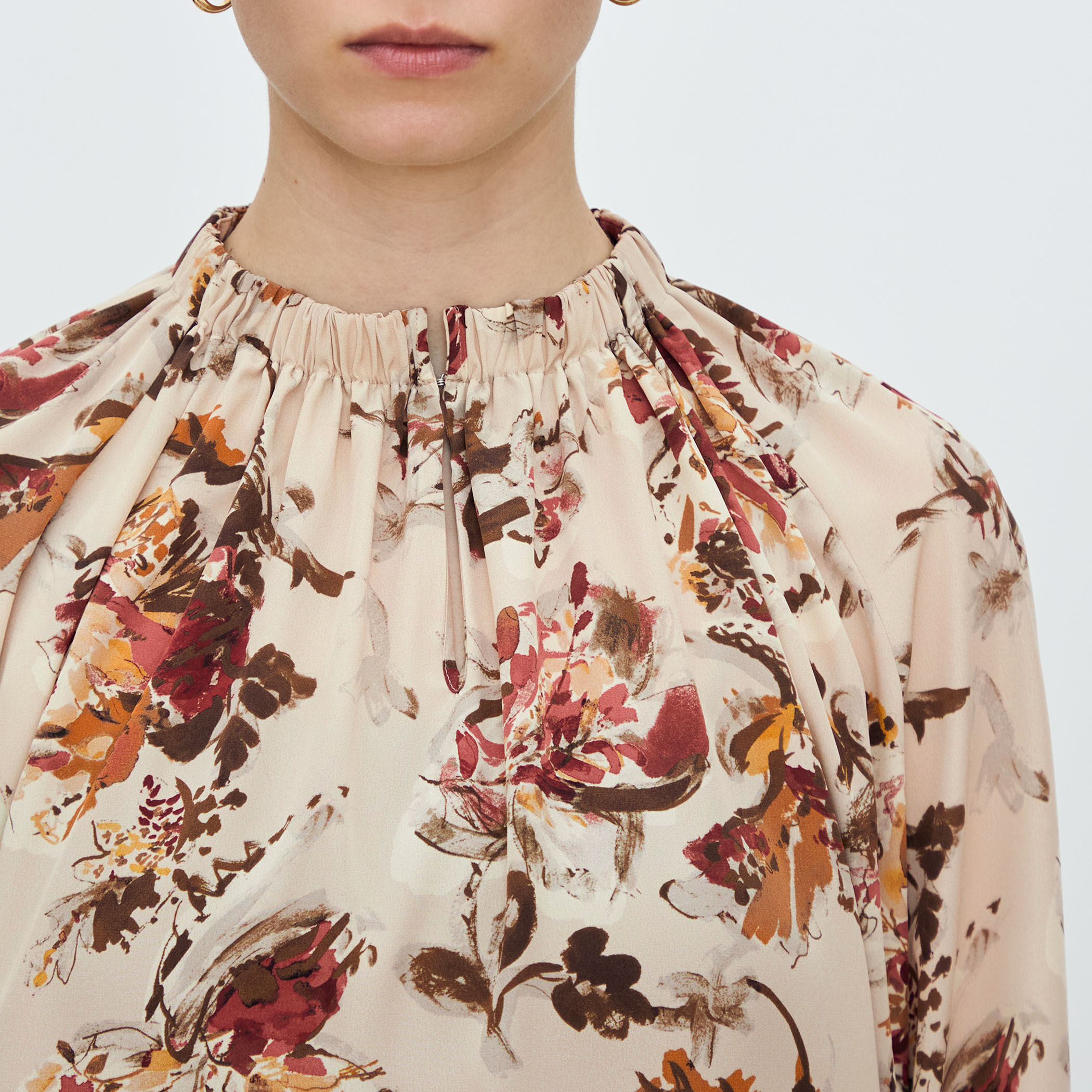 オータムガーデンプリント ネックギャザーブラウス｜トゥモローランド