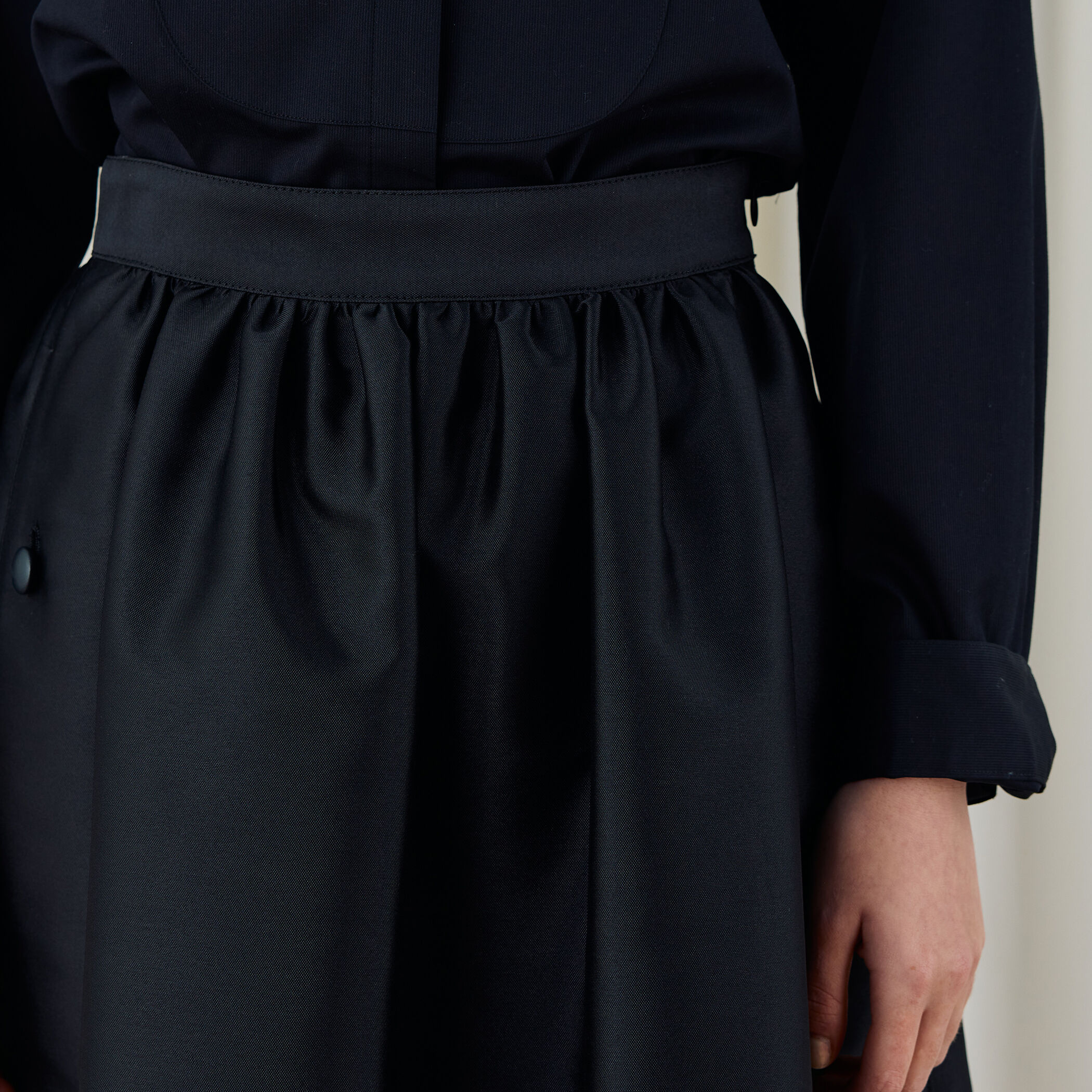 シルクポリエステルツイル ギャザーロングスカート｜トゥモローランド