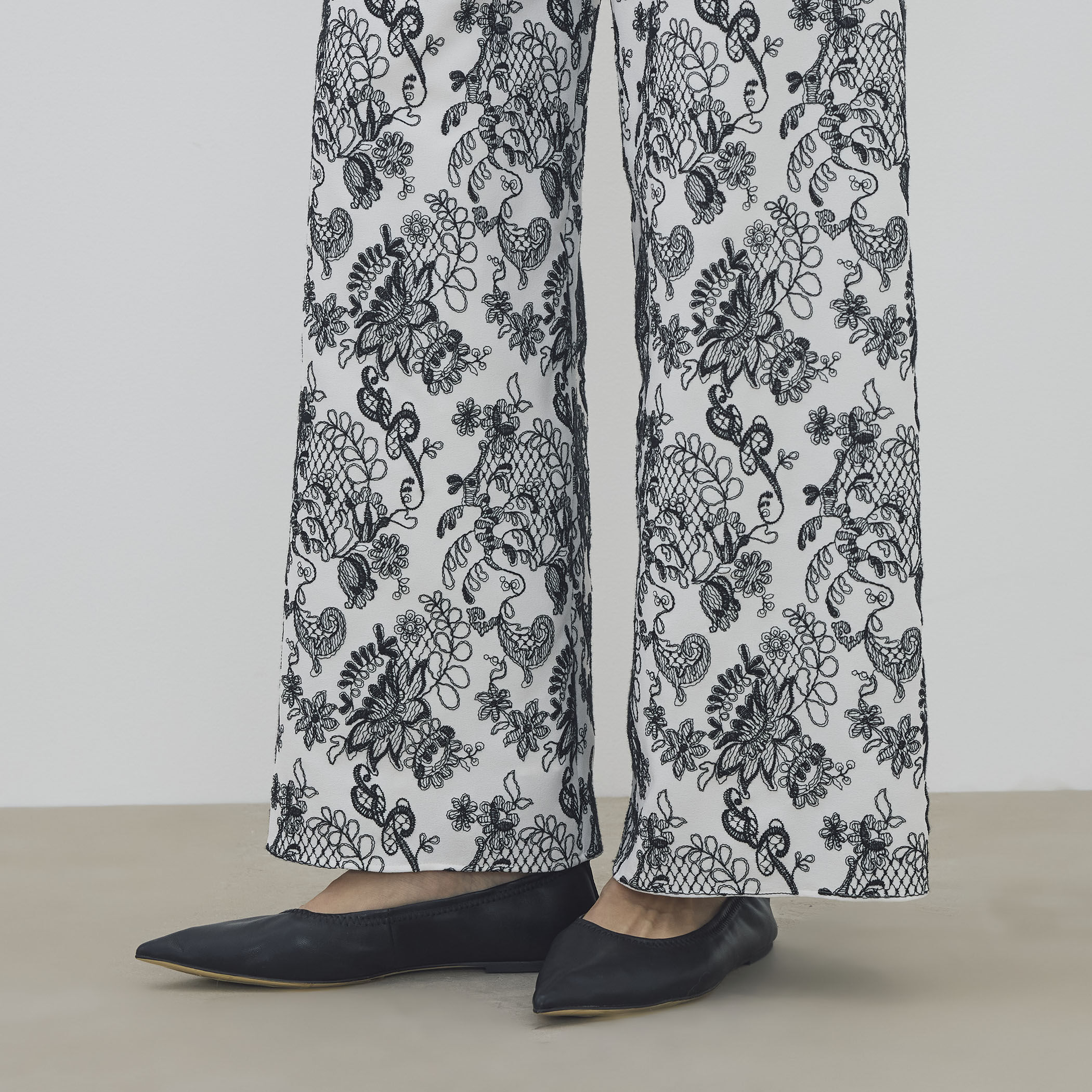 Lilyさま 専用＊アパルトモン RAWTUSロゥタス リラックスパンツ マリンレースエンブロイダリー リラックスパンツ｜トゥモローランド