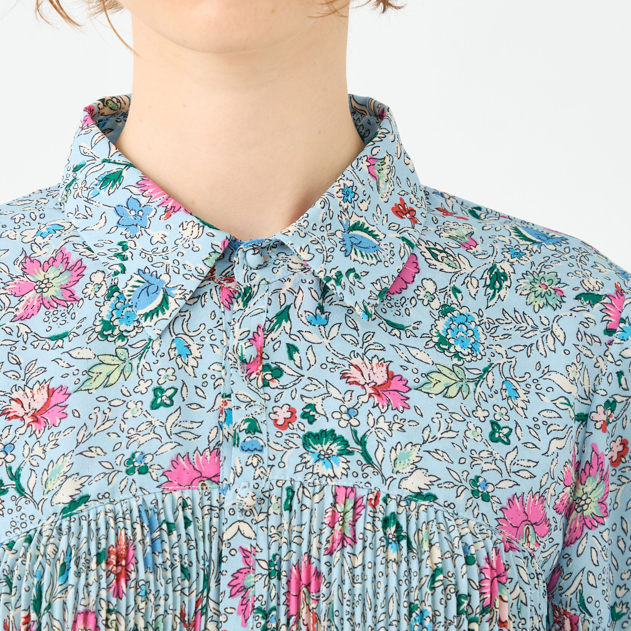 ポリエステルプリーツ レギュラーカラーブラウス｜トゥモローランド