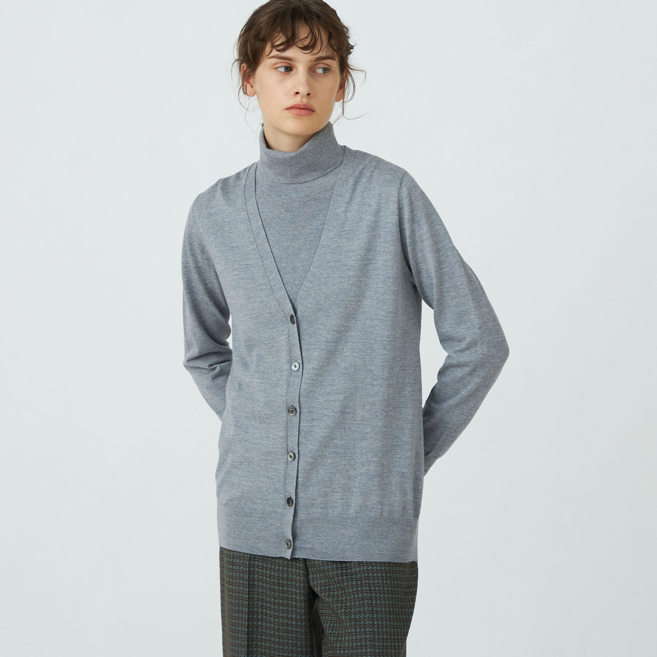 エクストラファインウール Vネックカーディガン｜トゥモローランド