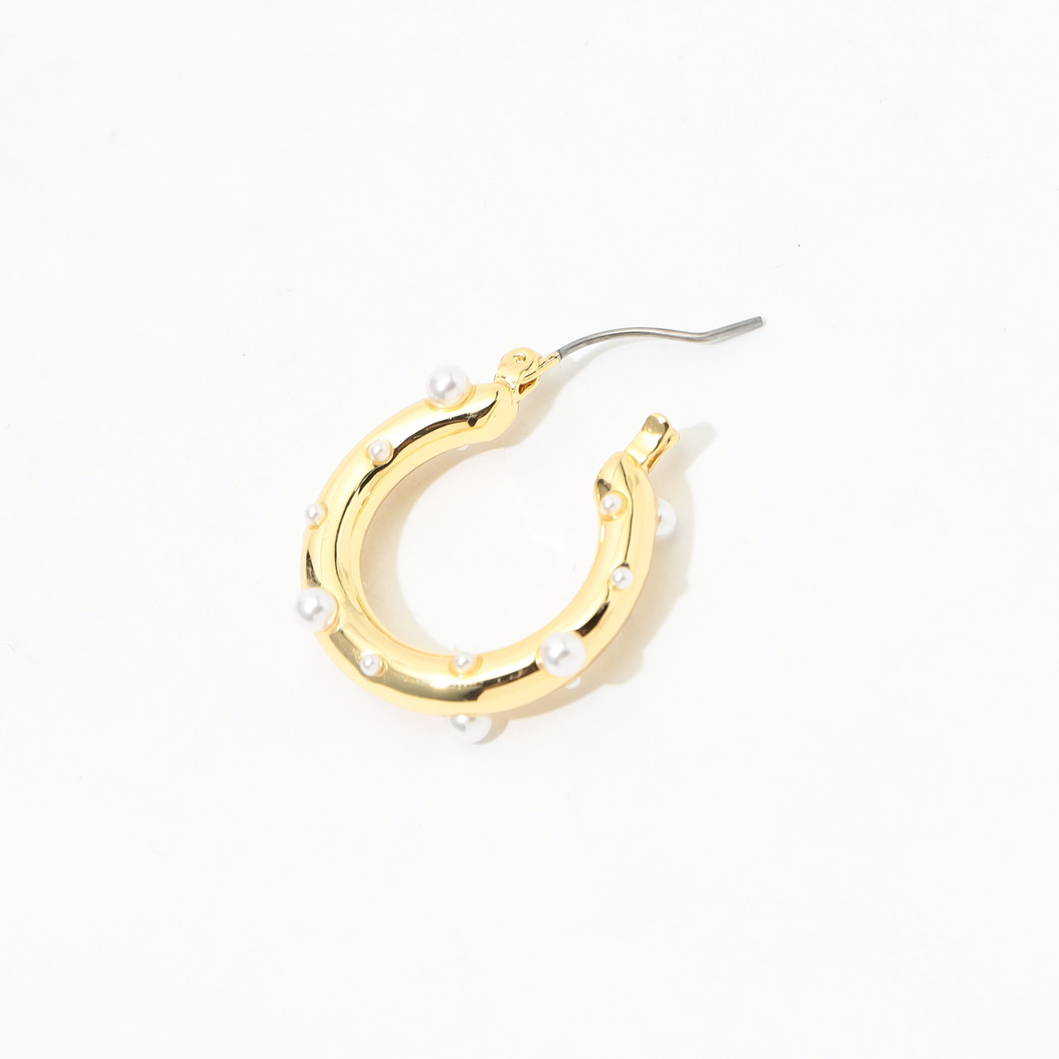 シュガーパームルートのツーウェイピアス R974 Kenneth Jay Lane Bridge Wire Hoops ピアス｜トゥモローランド 公式サイト
