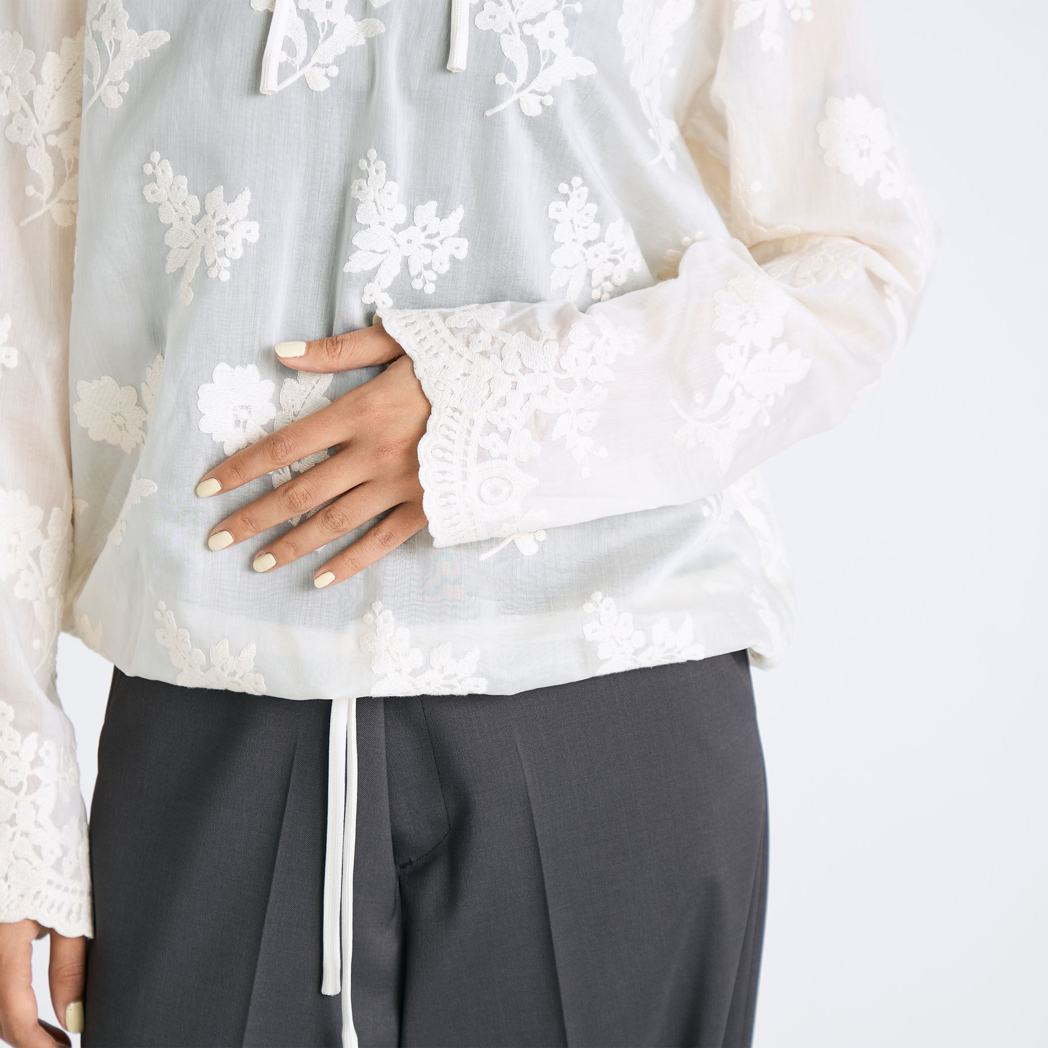 シアーエンブロイダリー フーデットブラウス｜トゥモローランド