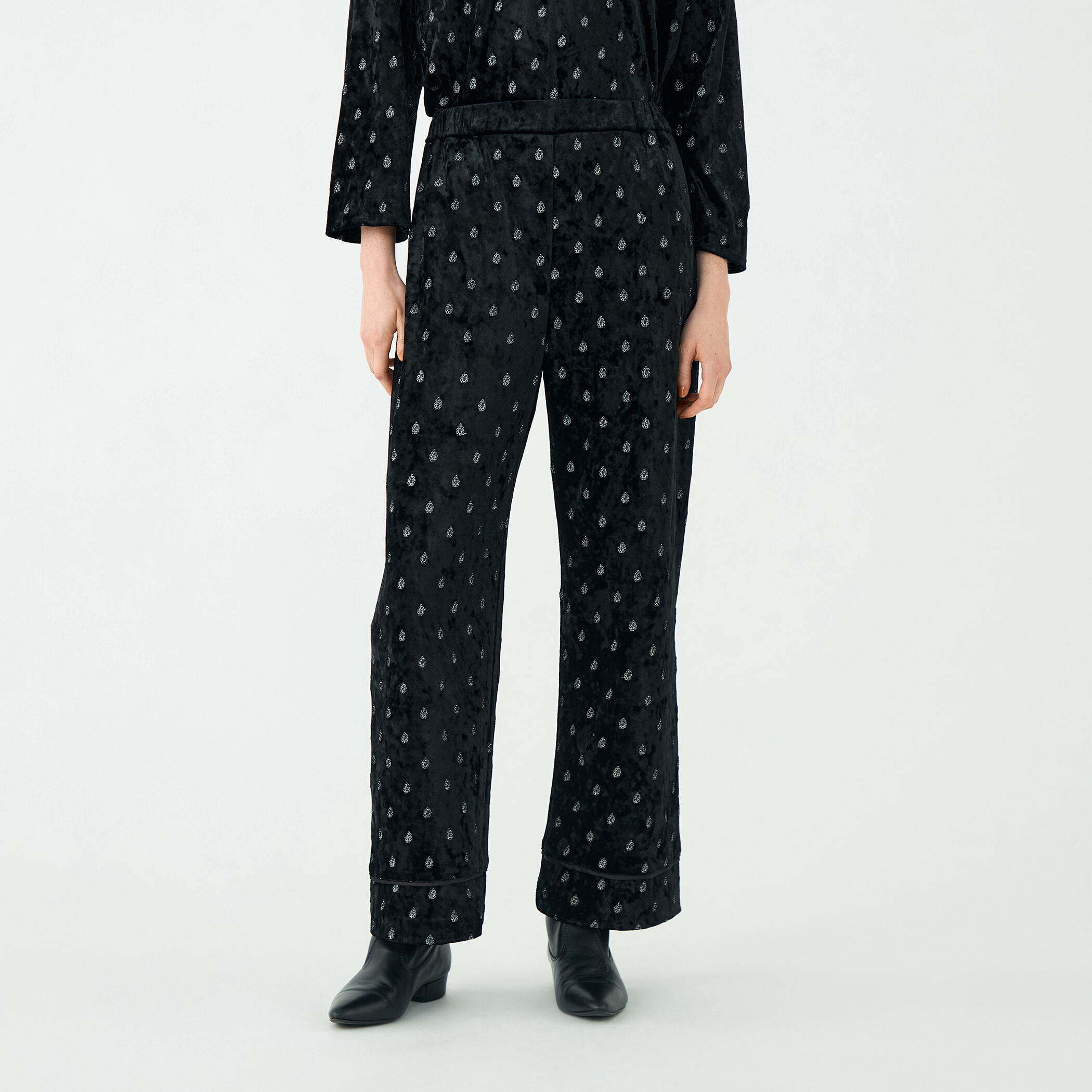 ベロアエンブロイダリー ナローストレートパンツ｜トゥモローランド