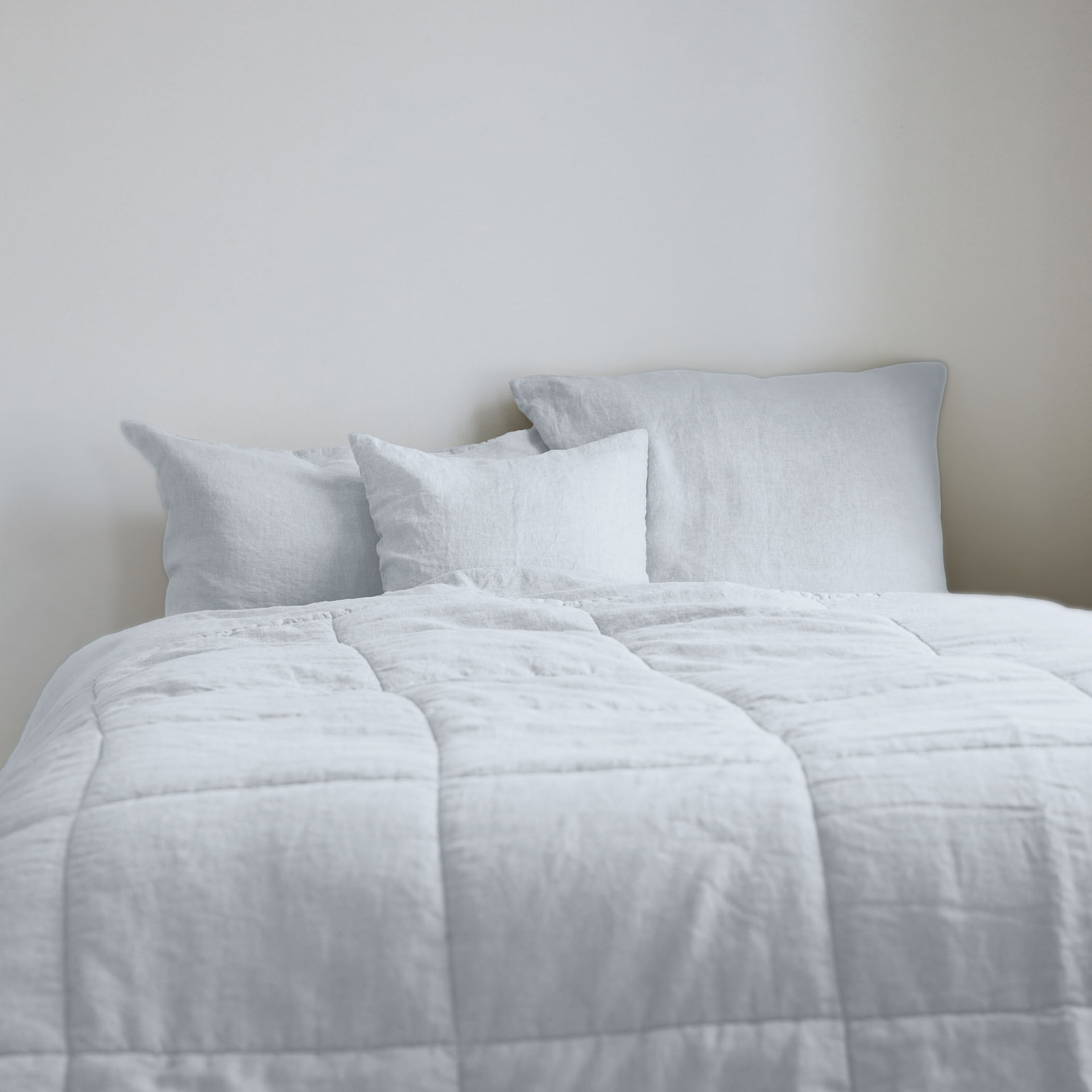 プレーンリネン コンフォーターキルト（クイーン）｜トゥモローランド