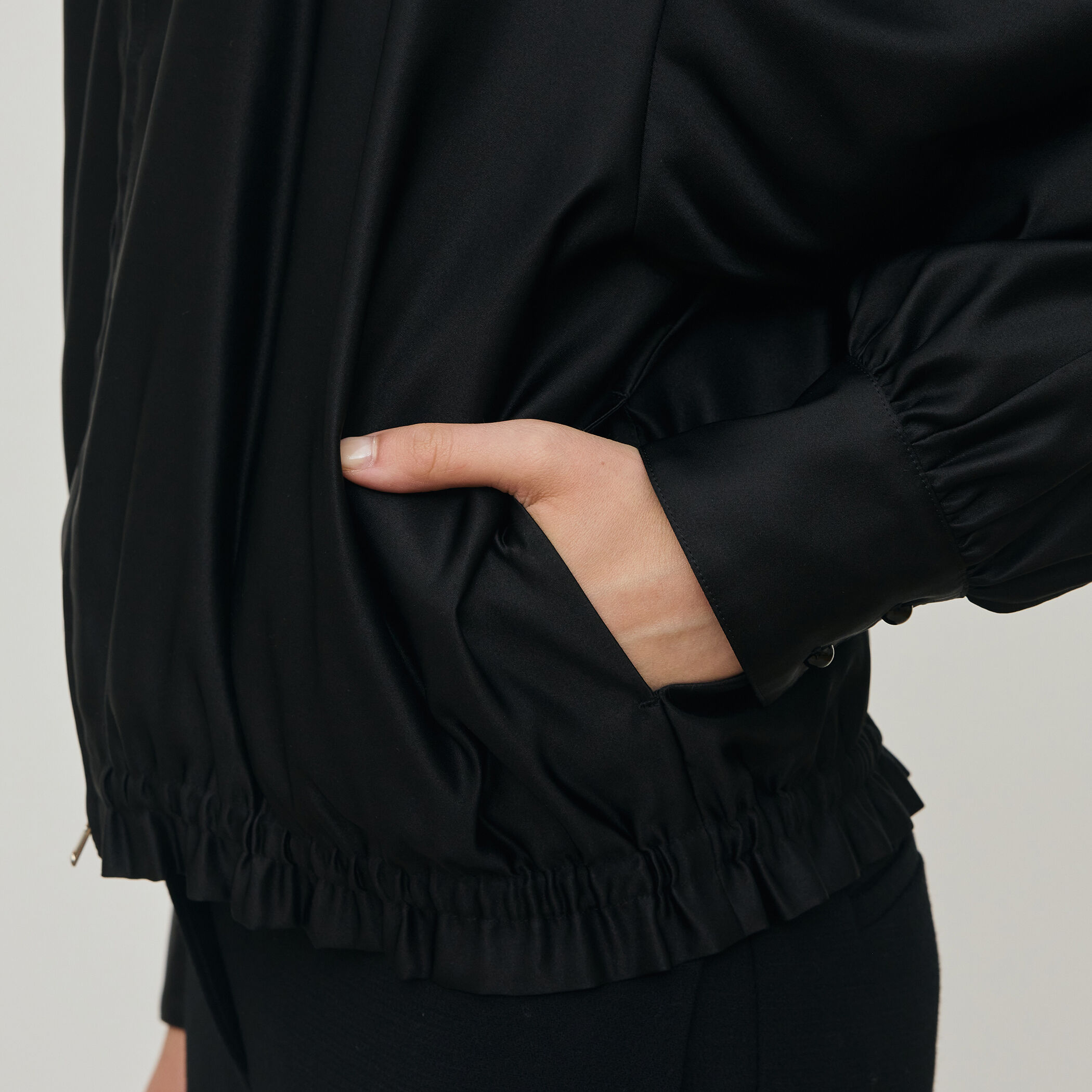 トリアセテートシルクサテン ジップアップブルゾン｜トゥモローランド