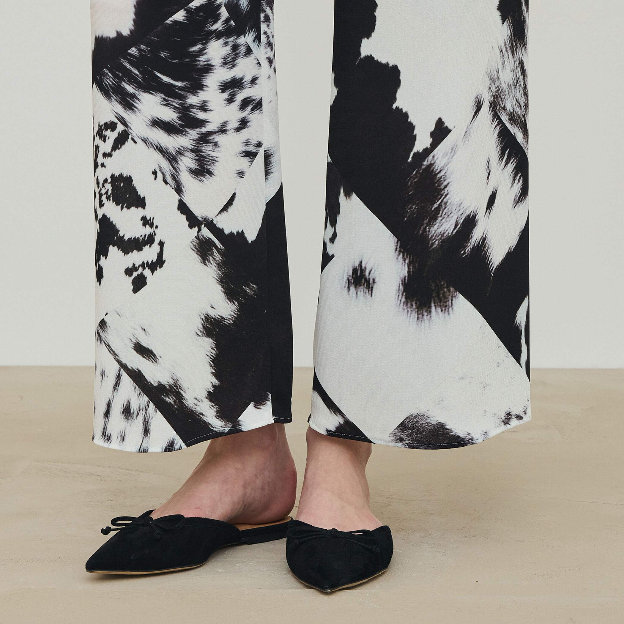 カウハイドプリント リラックスパンツ｜トゥモローランド 公式通販