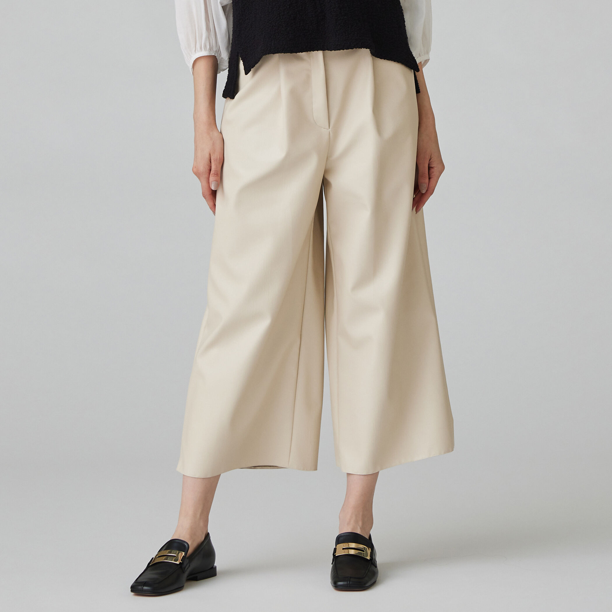 レザーライククロス ワイドクロップドパンツ｜トゥモローランド