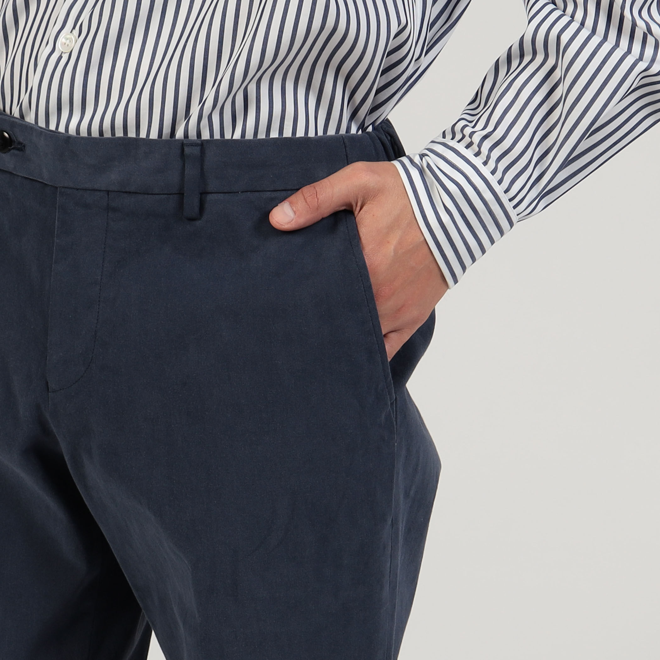 ストレッチチノ バックシャーリングスリムパンツ｜トゥモローランド