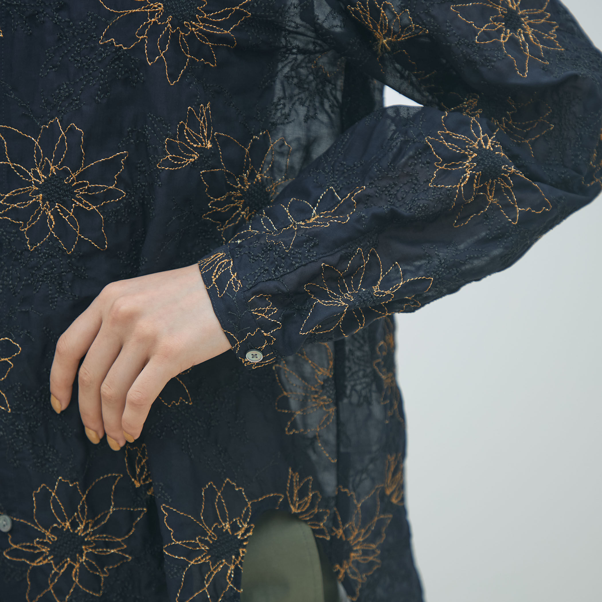 フラワーエンブロイダリー チュニックブラウス｜トゥモローランド 公式通販