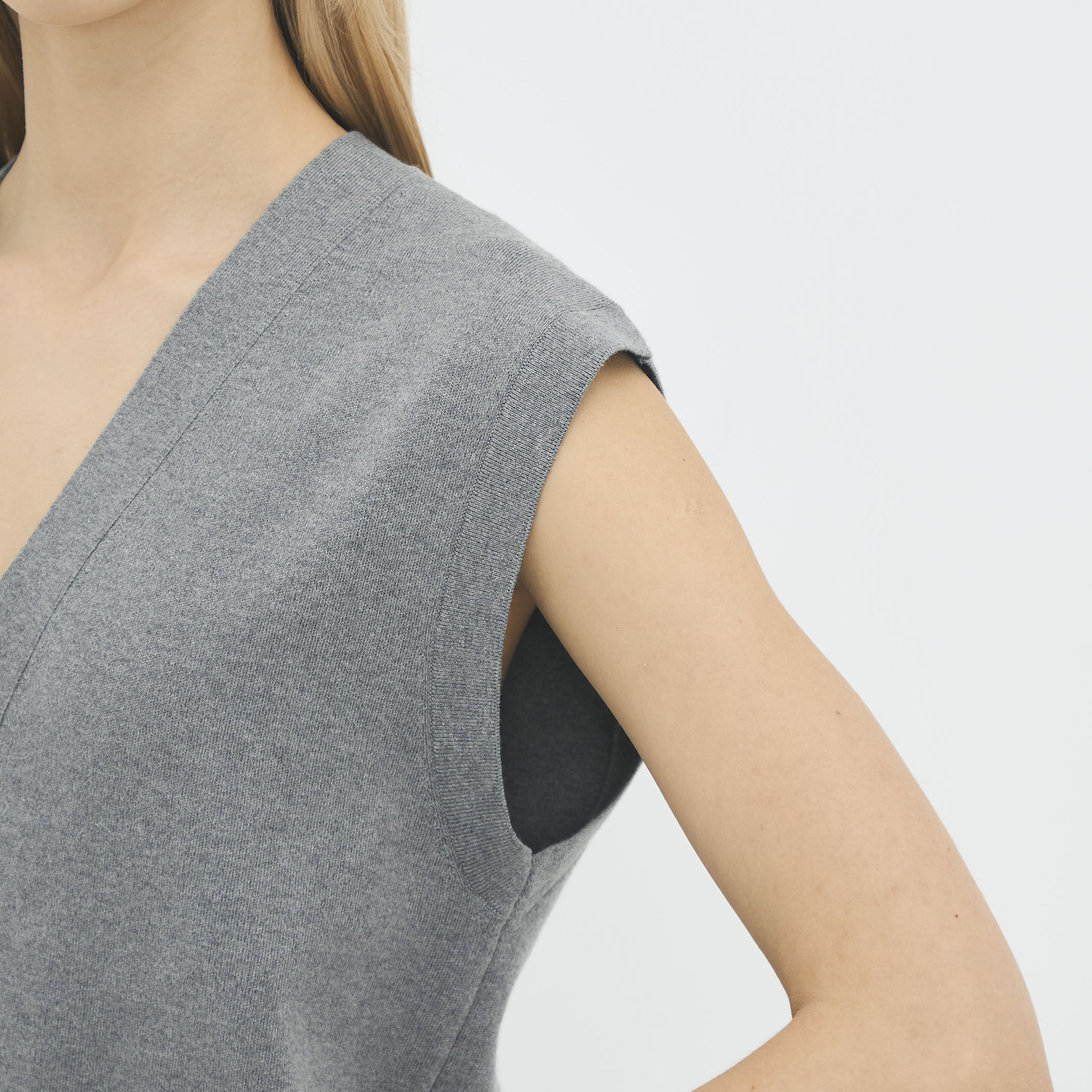 コットンカシミヤ Vネックドロップショルダーベスト｜トゥモローランド