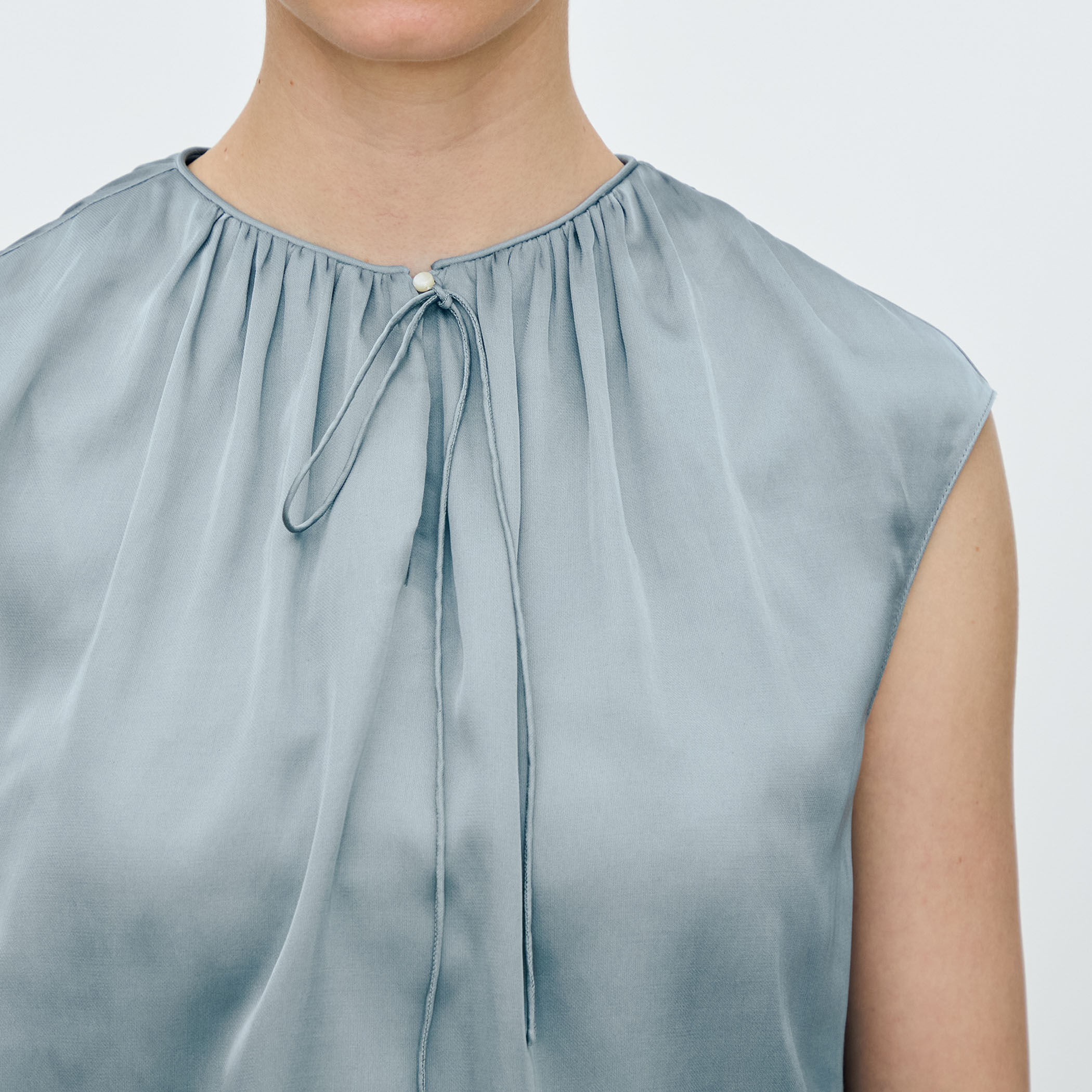 シャイニーシャンブレー スリーブレレスブラウス｜トゥモローランド