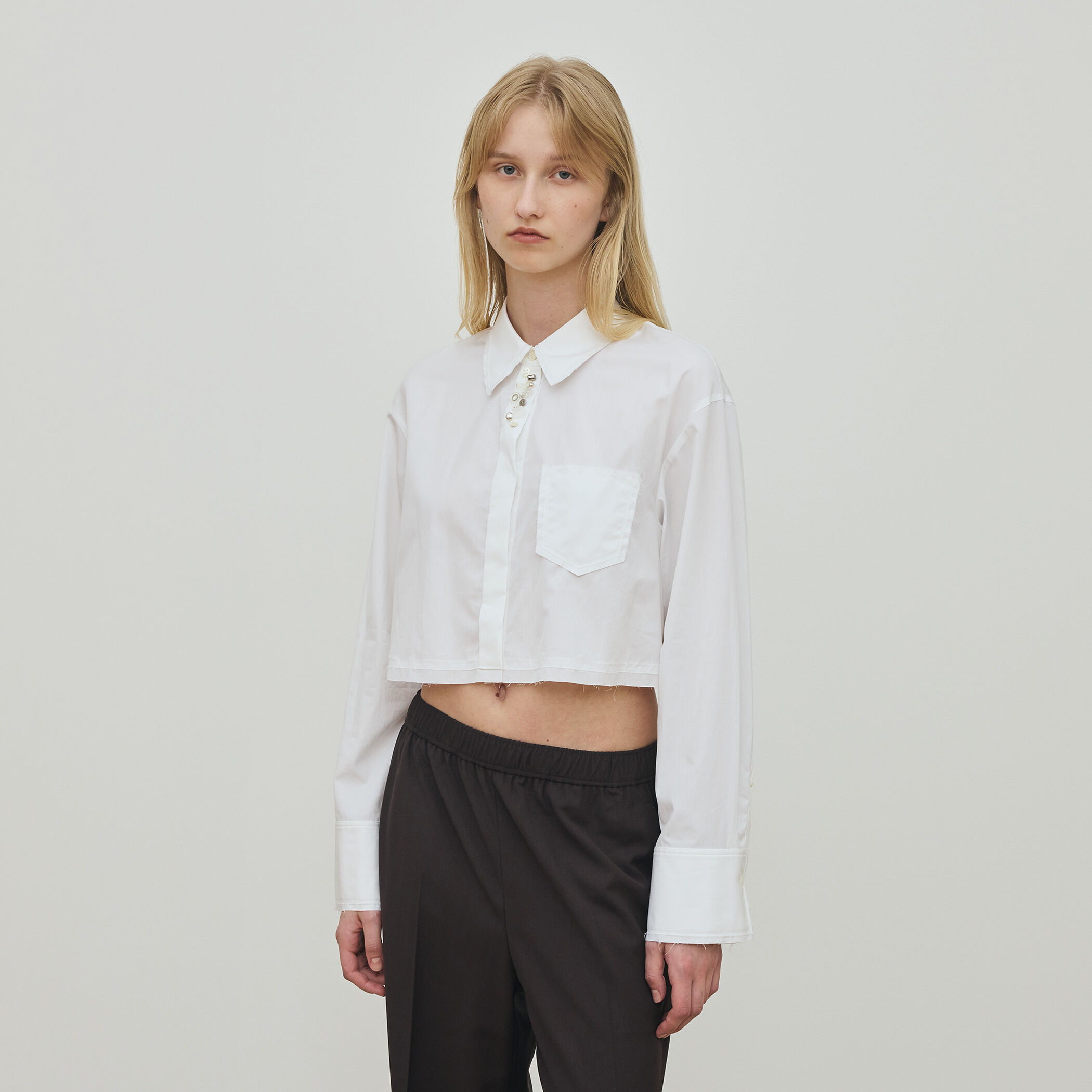 新品2025AWデプレコンパクトプレーンコットン クロップドシャツ コンパクトプレーンコットン クロップドシャツ｜トゥモローランド 公式通販